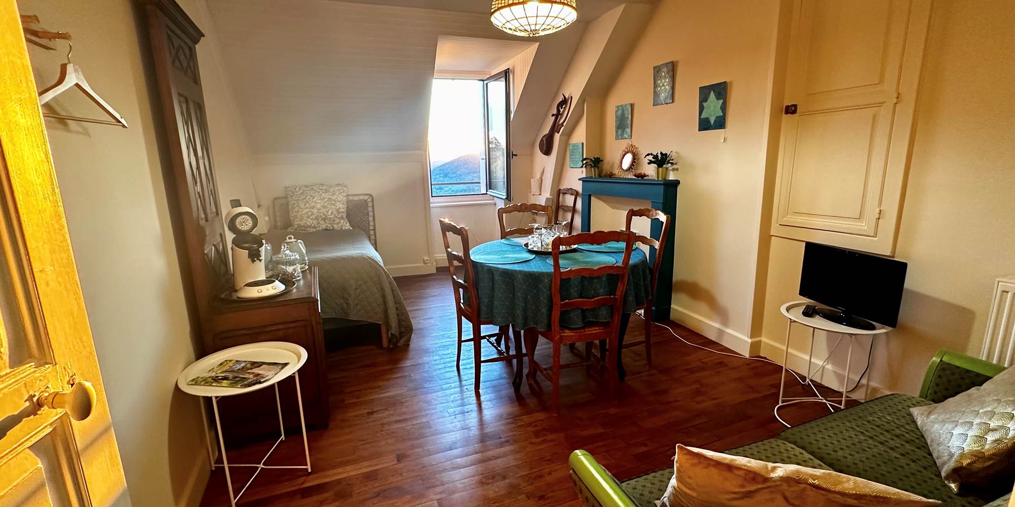 Gîte-Appartement : Lit supplémentaire dans le Salon 90x200 cm. Vue sur les Montagnes et la Vallée des Cascades plein Ouest.