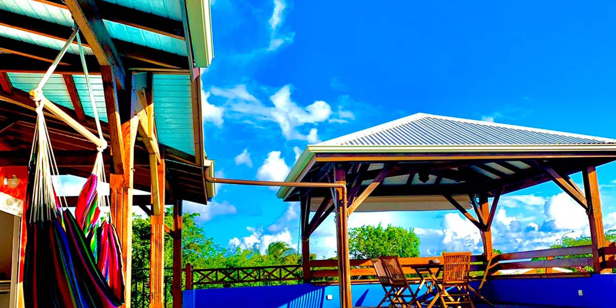 Piscine et ciel azur