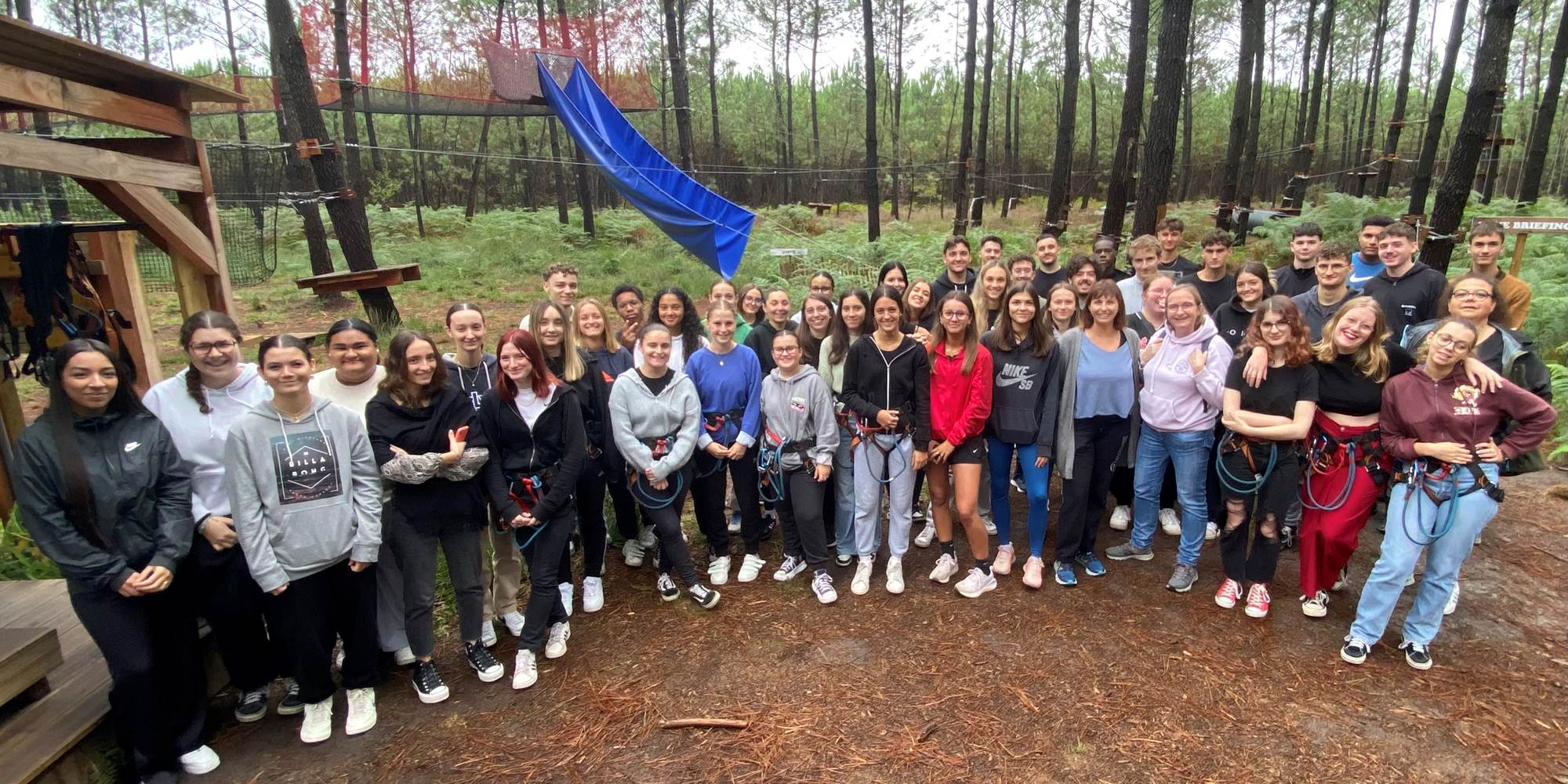 Sortie d'une école dans le parc de loisirs en forêt
