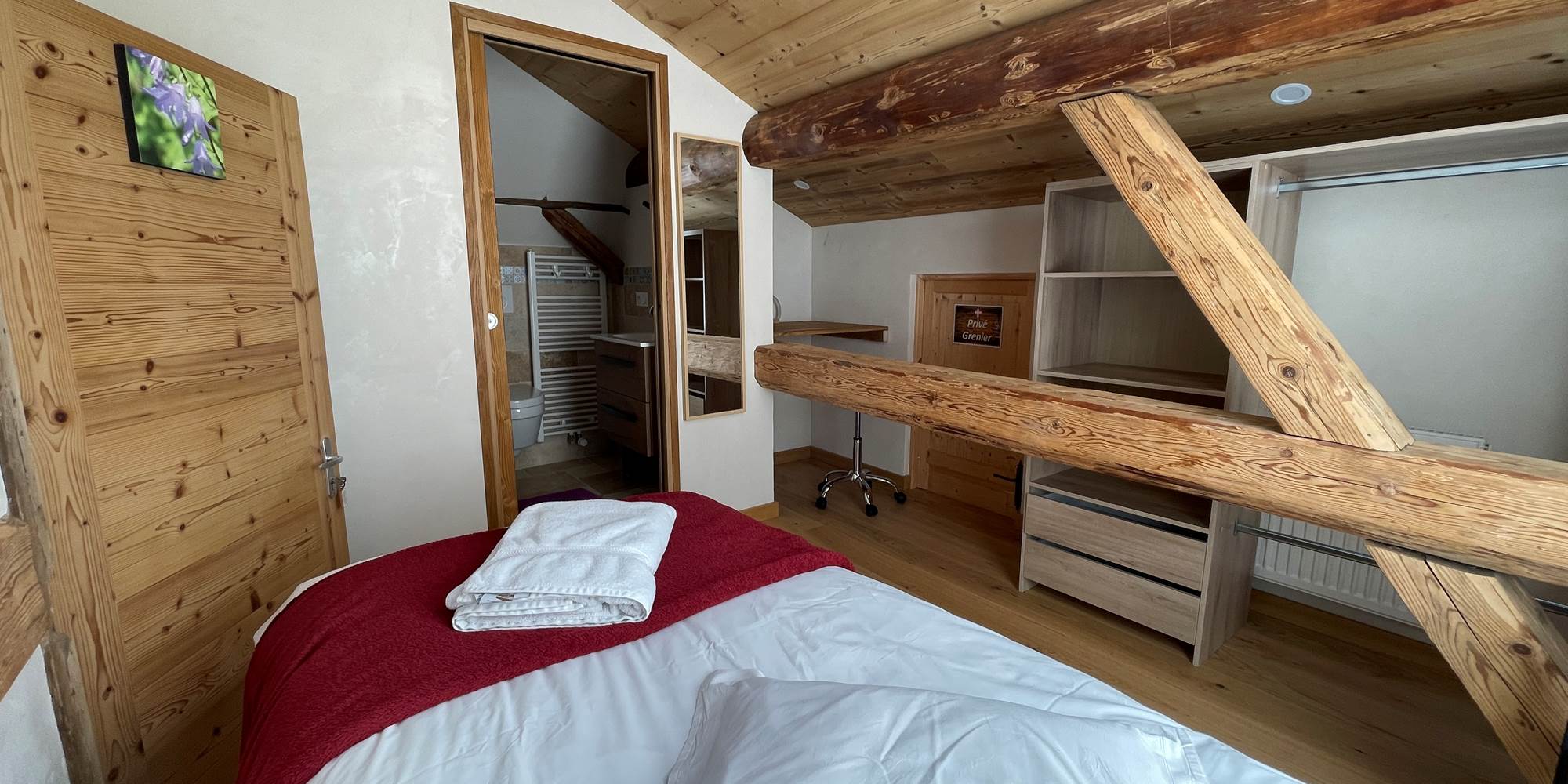 Chambre intime Raiponce avec bureau et Velux - 1 lit 90x200