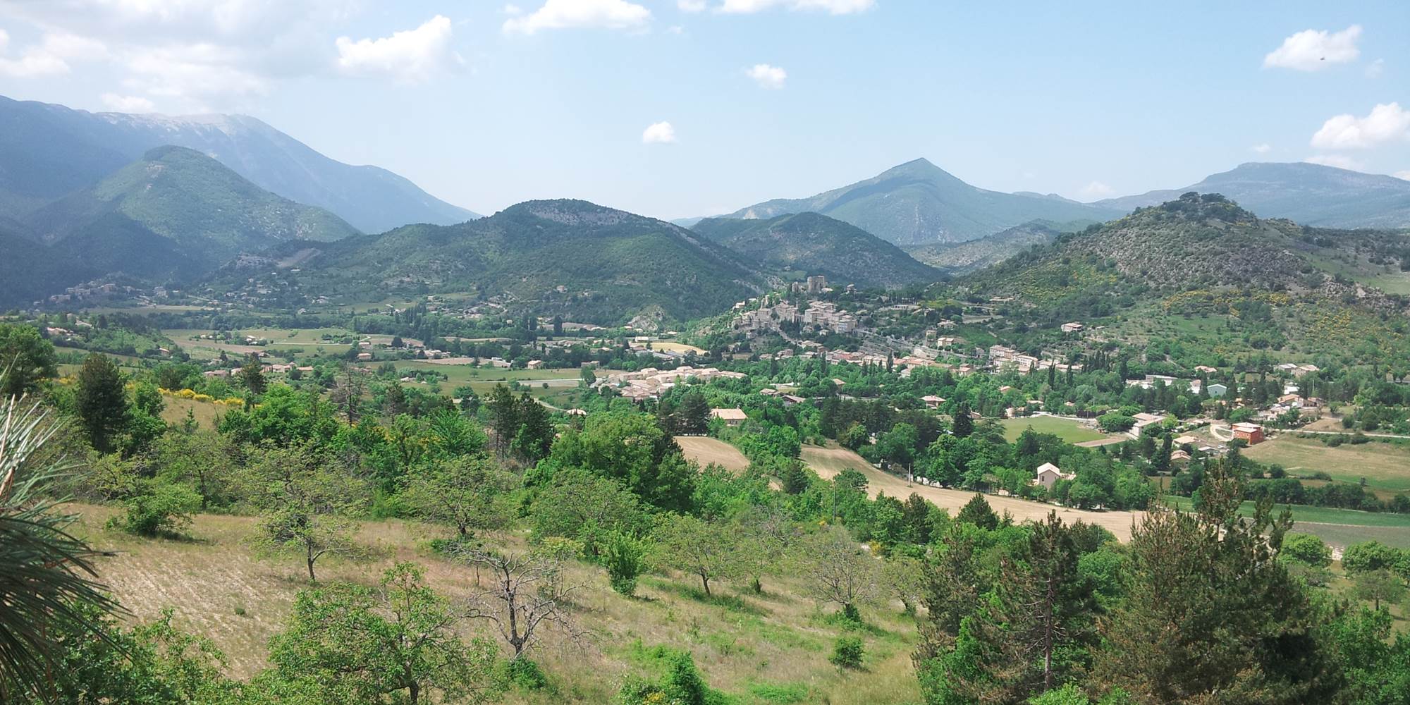 Vue panoramique du Deffends sur le  Mont Ventoux, le village de Montbrun les bains, le Buc, la montagne de Gênes...