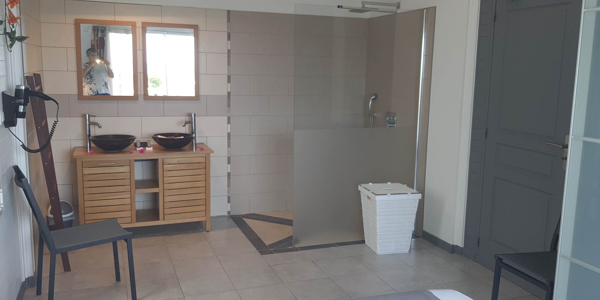 salle de douche ouverte chambre twin