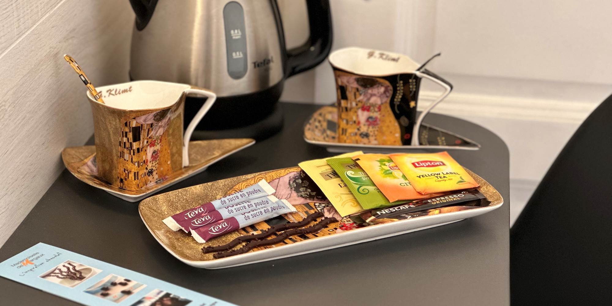 collation_chambre_luxe_repos_tasse-Klimpt_café_thé_chocolat_eau-chaude_bureau_couple_travailleur-chambre-d-hotes-etape-hotel-margaux-medoc-bordeaux-pauillac-chateau