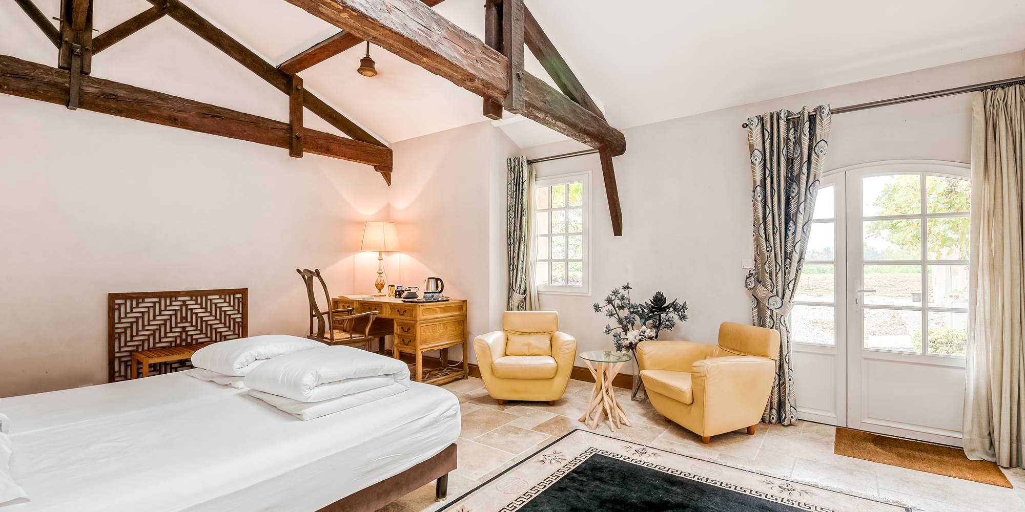 Chambre lit double, rez de chaussée, chambre prestige, salle de bain privative, vue jardin et rivière, vignoble, chambres d'hôtes