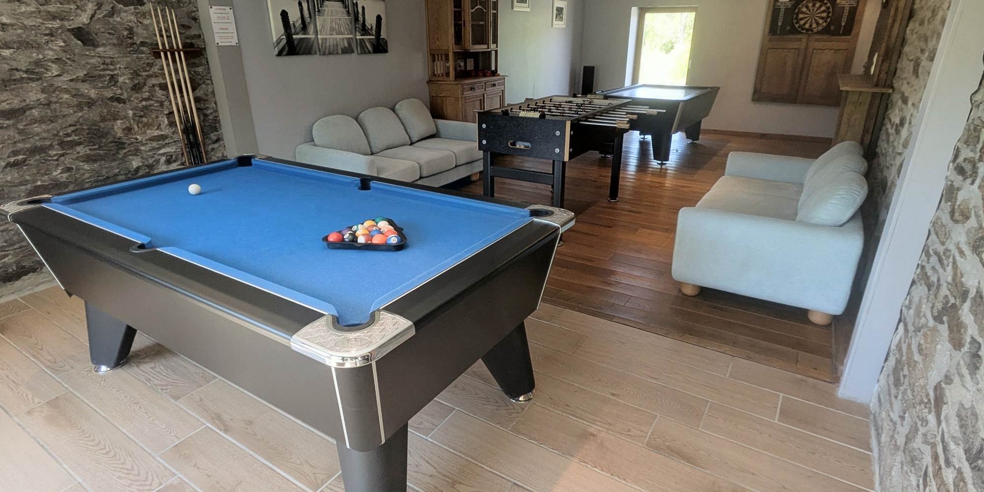 alt="Table de billard dans la salle de jeux du grand gîte familial en Ardenne belge"