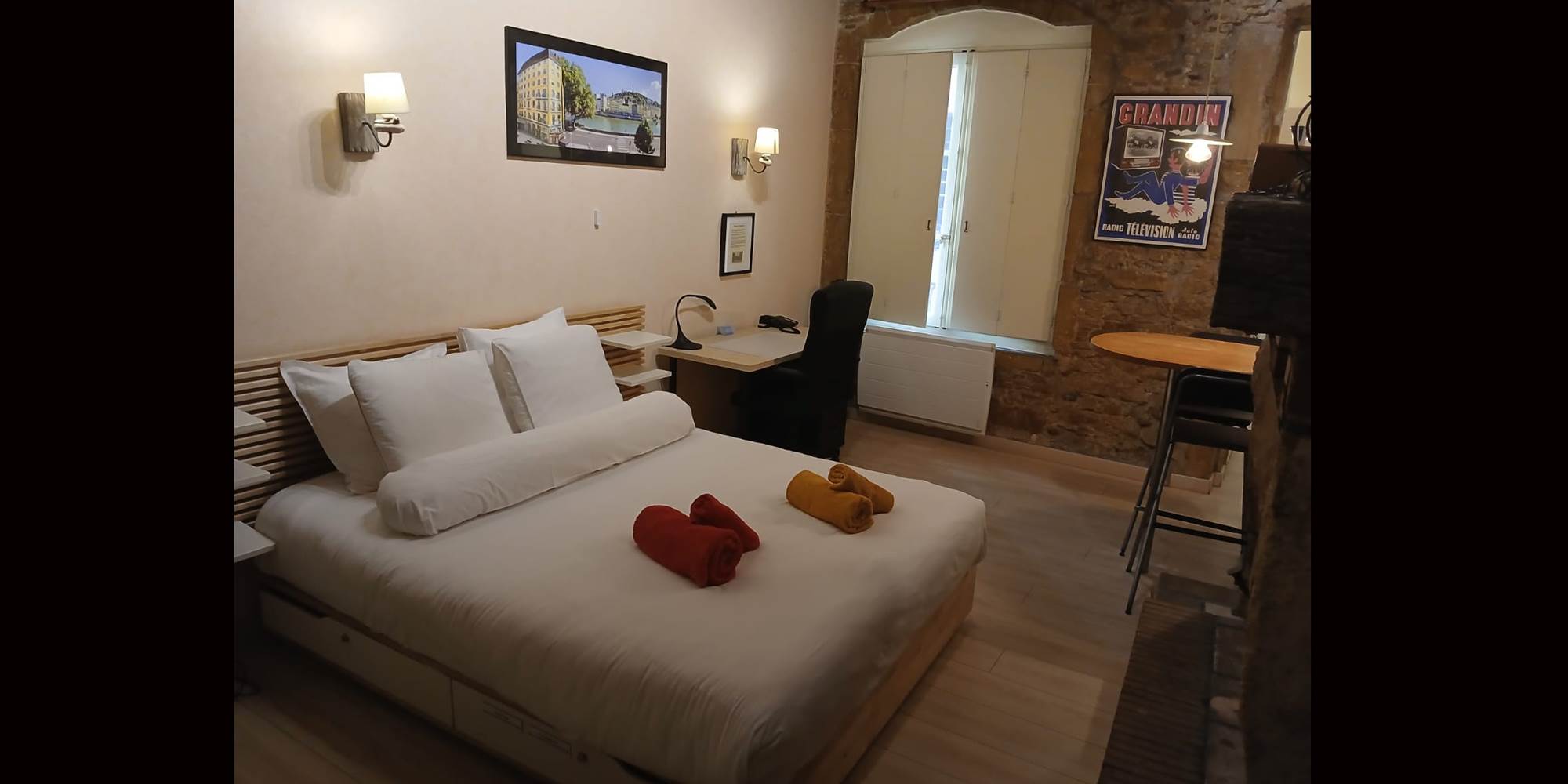 la pièce principale du studio, la literie 160 "queen Size" avec l'option grand confort en place.