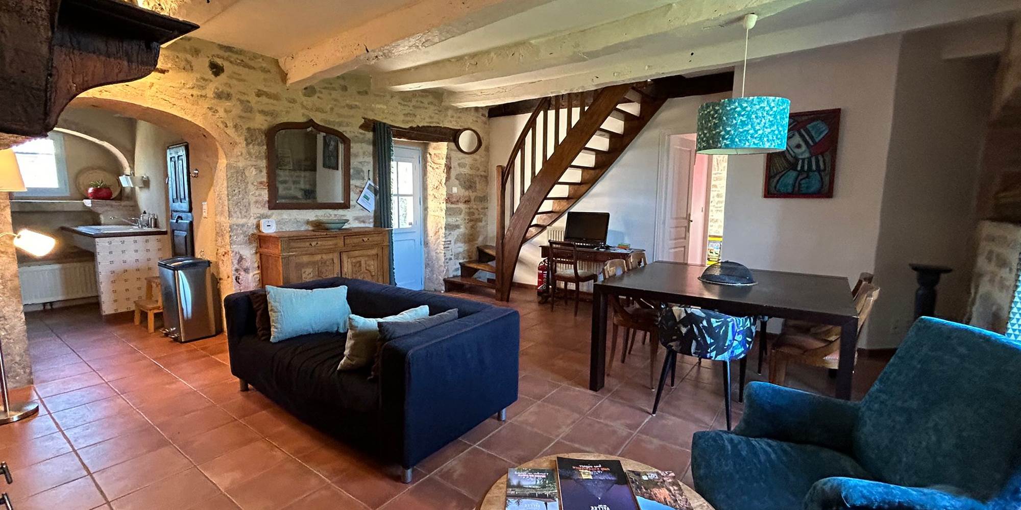 Salon avec coin bureau et ordinateur pour le travail si nécessaire