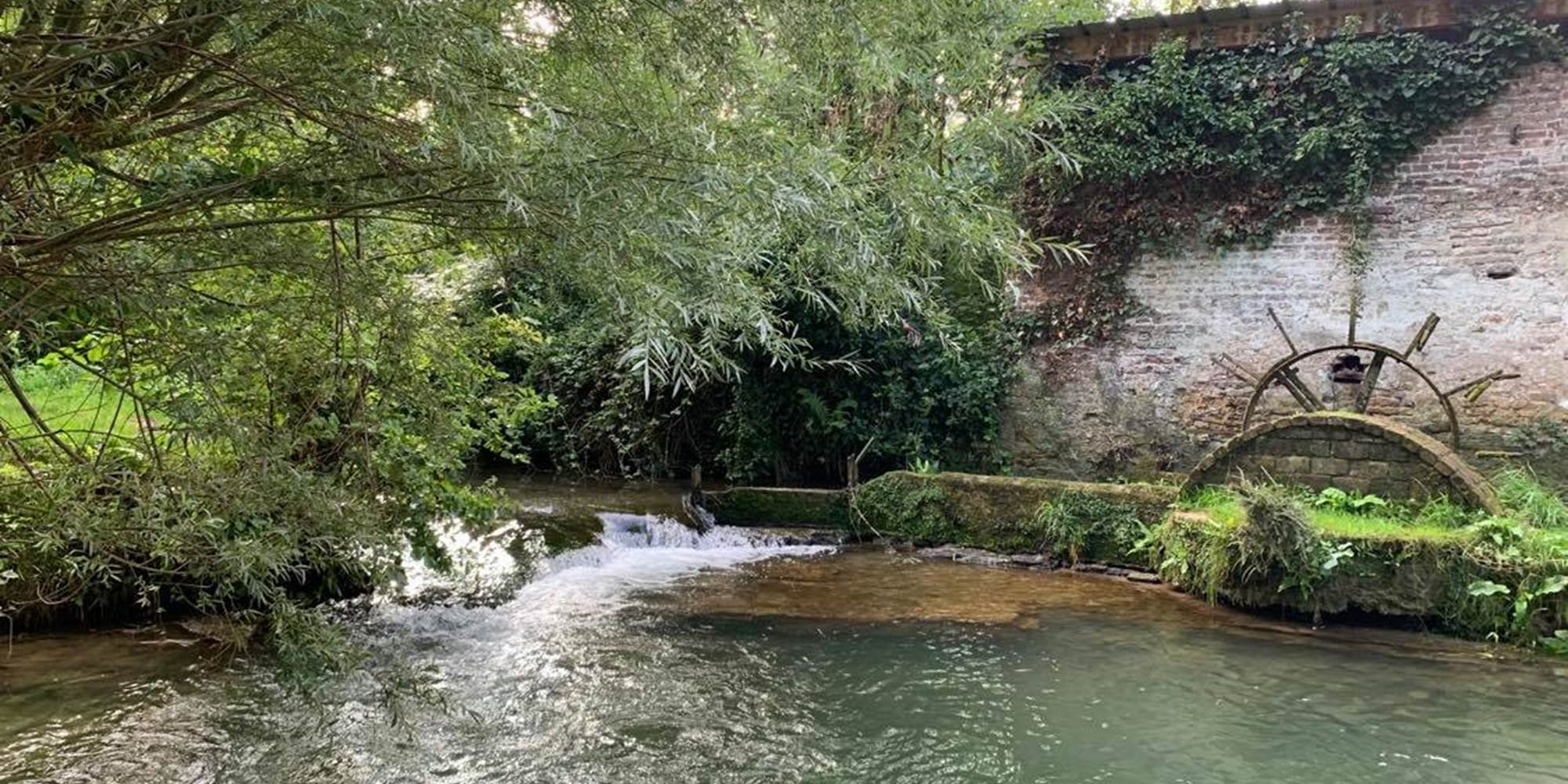 Vue emblématique du Moulin et sa cascade, un lieu unique pour un séjour en pleine nature dans le Pas-de-Calais.