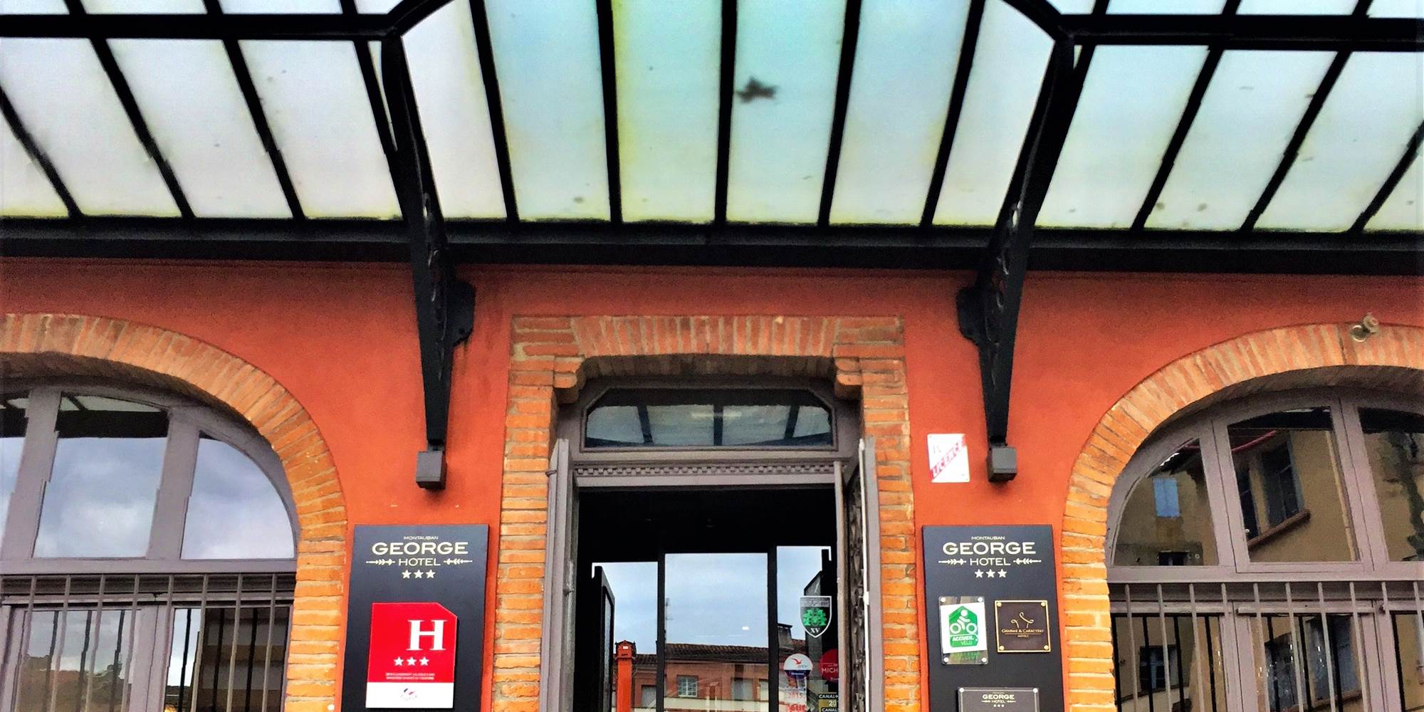 Façade et entrée de l'Hôtel du Commerce
