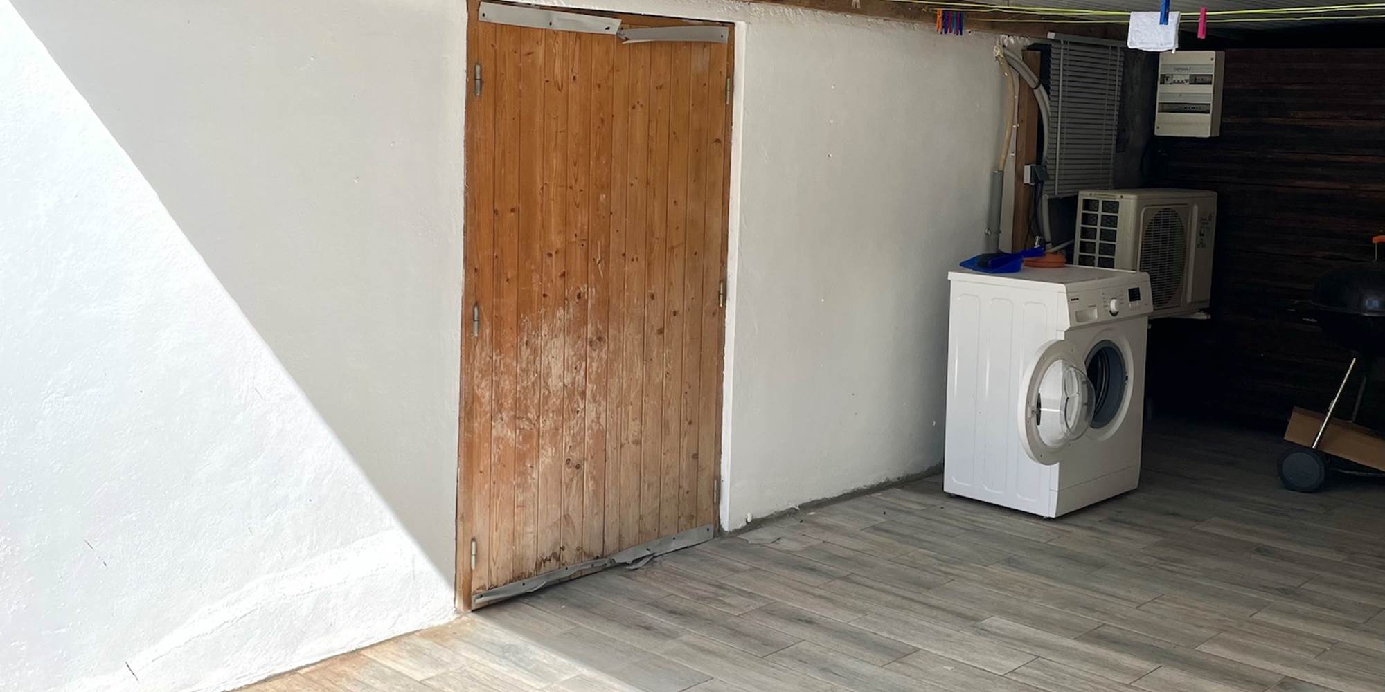 Espace buanderie attenant à la chambre (machine à laver privative)