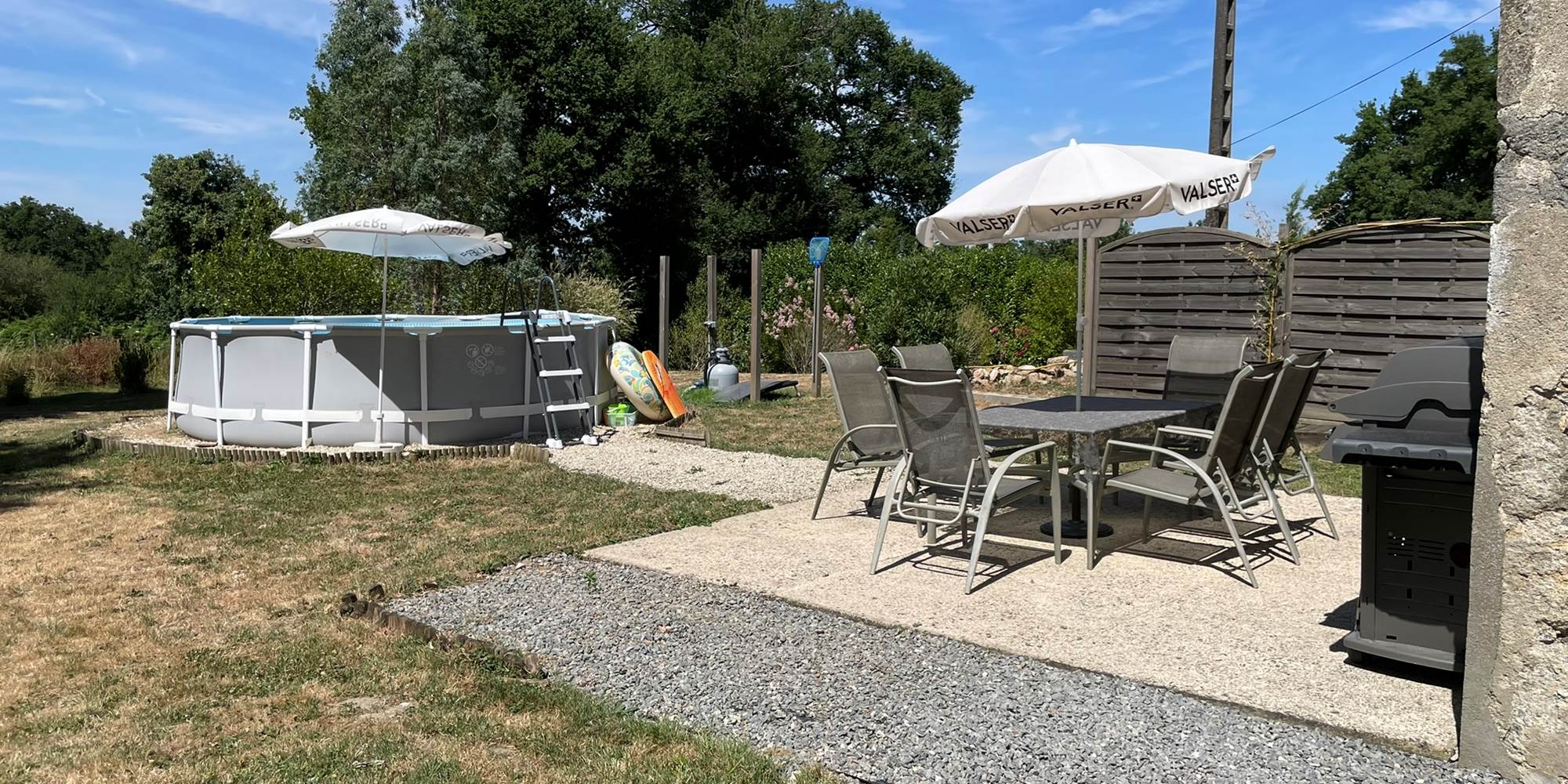 Photo de la terrasse côté piscine - Chambres d'hôtes La Grange Richard à Dinsac