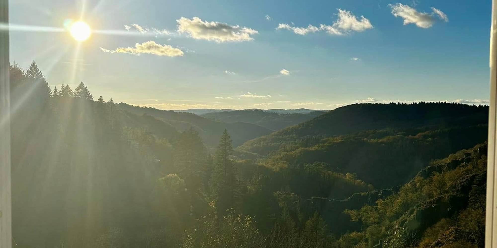 Gîte-Appartement 2 à 3 chambres (avec le salon) pour 1 à 7 personnes. Vue sur les Montagnes et la Vallée des Cascades plein Ouest.