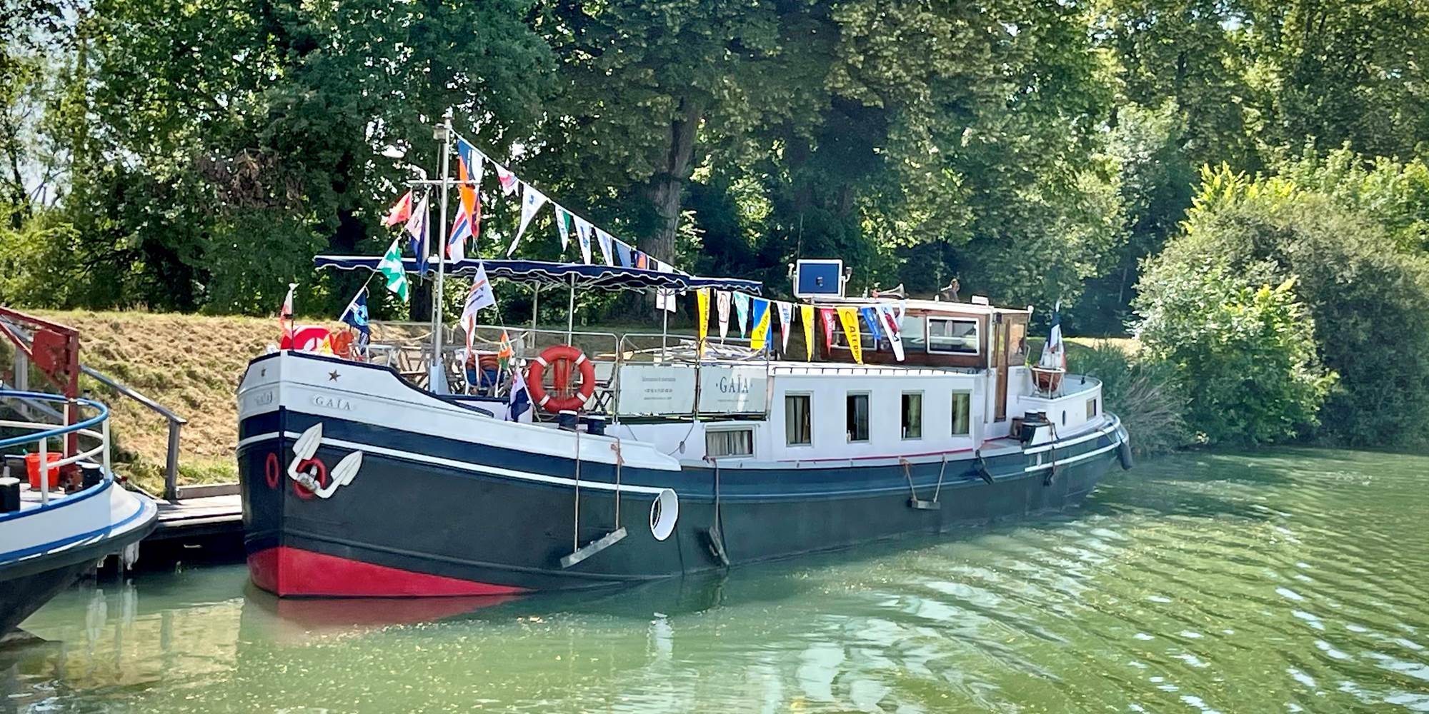 La Péniche Gaïa et son grand pavois