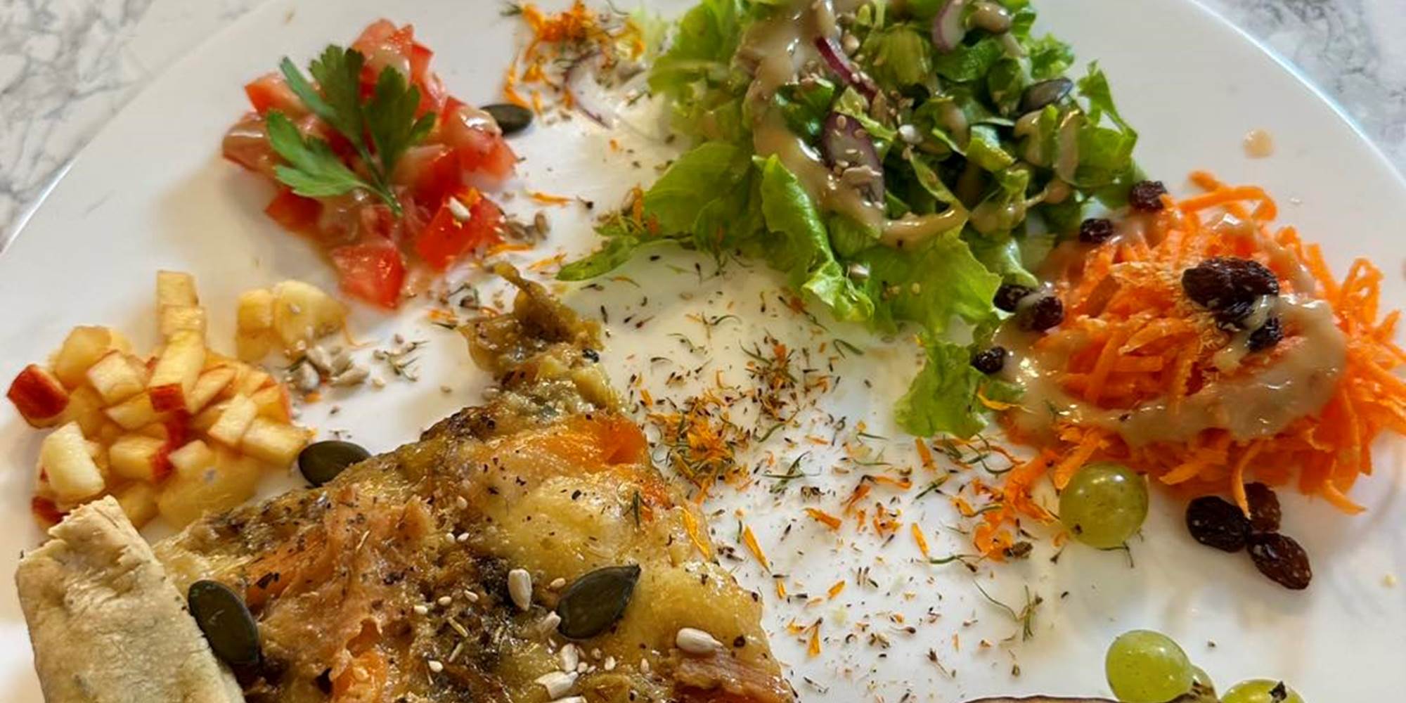 Tarte aux Légumes d'Automne, Crudités du Maraîcher et Figue fraîche bio Corrèze. Pain Maison du Chef.