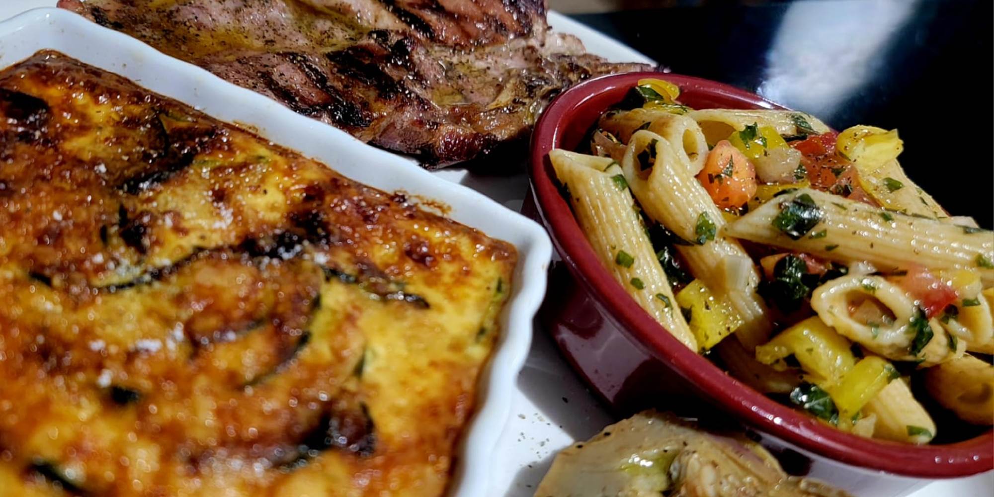 Gastronomie corse au Domaine Cardu : spécialités locales servies à la table d'hôtes.