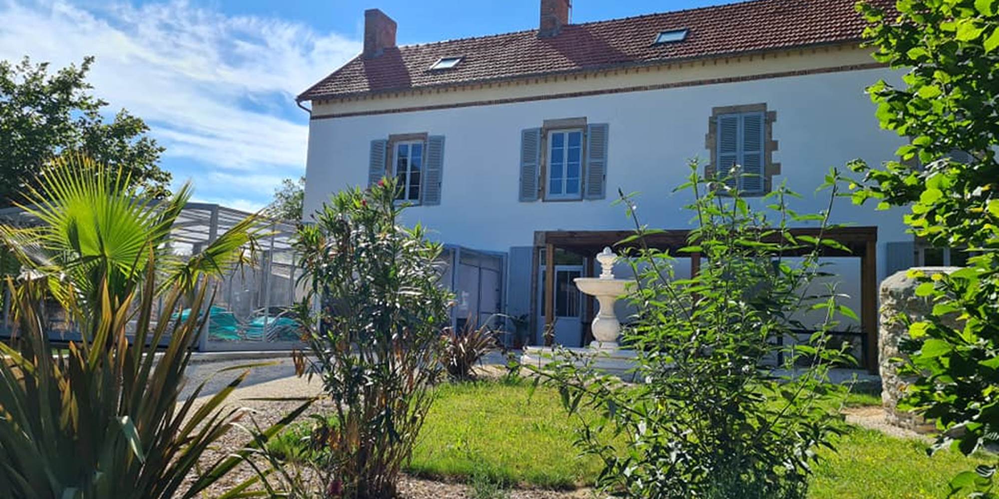 gite-le-lijaly-exterieur-maison-bournezeau-vendee-grande-capacite-famille-vacances.jpg