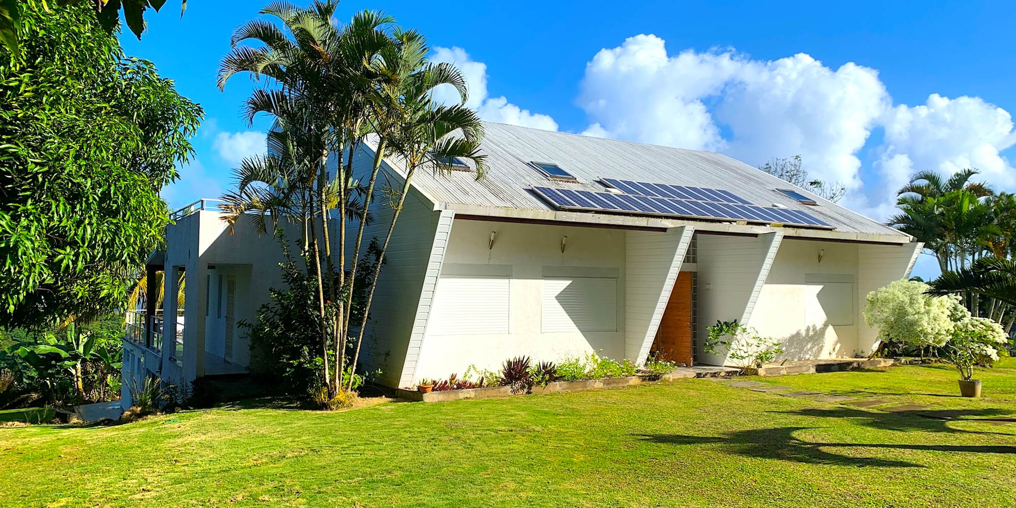 Vue globale avec maison des propriétaires à l'étage