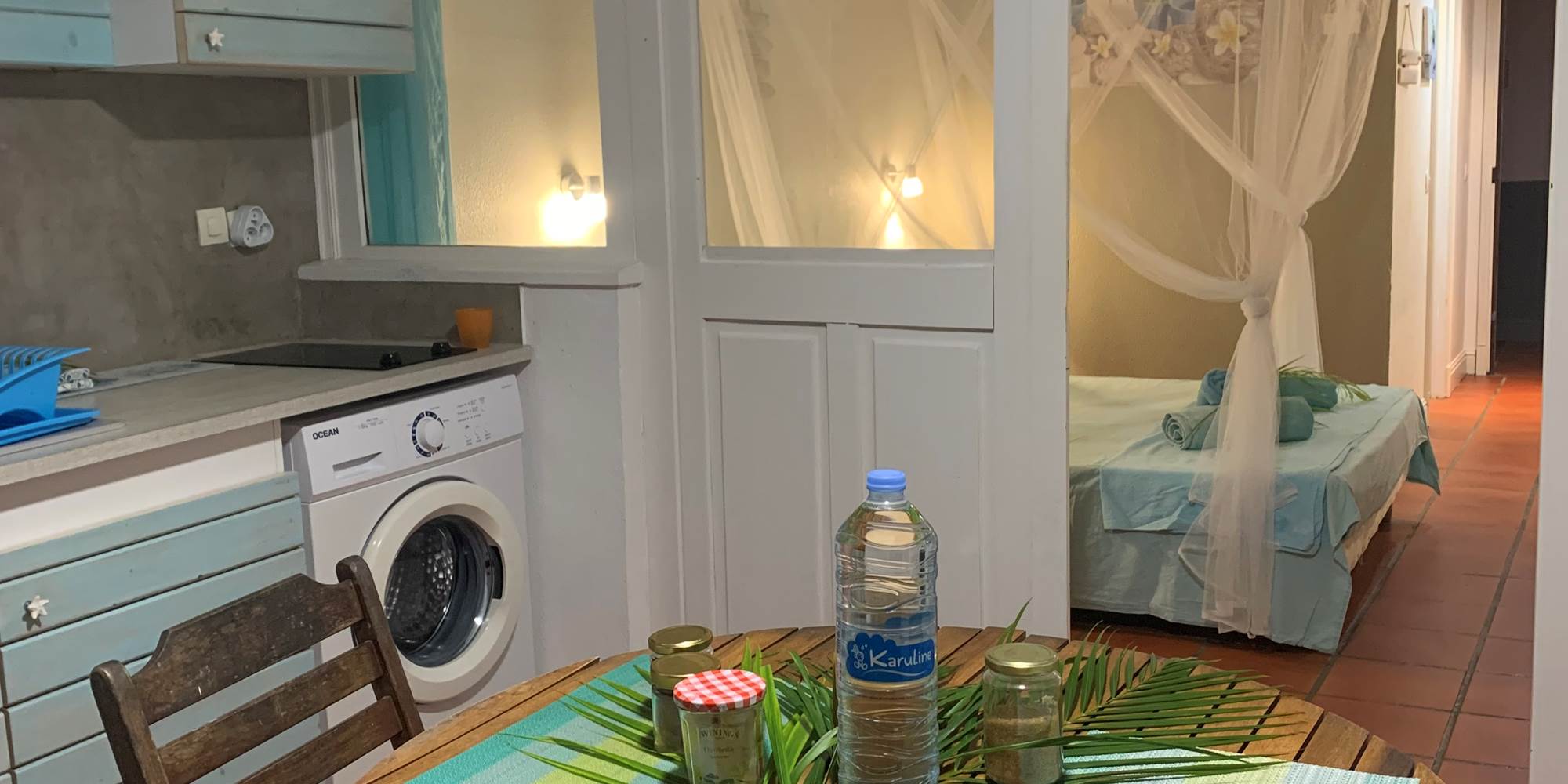 Espace repas fermé par des volets roulants