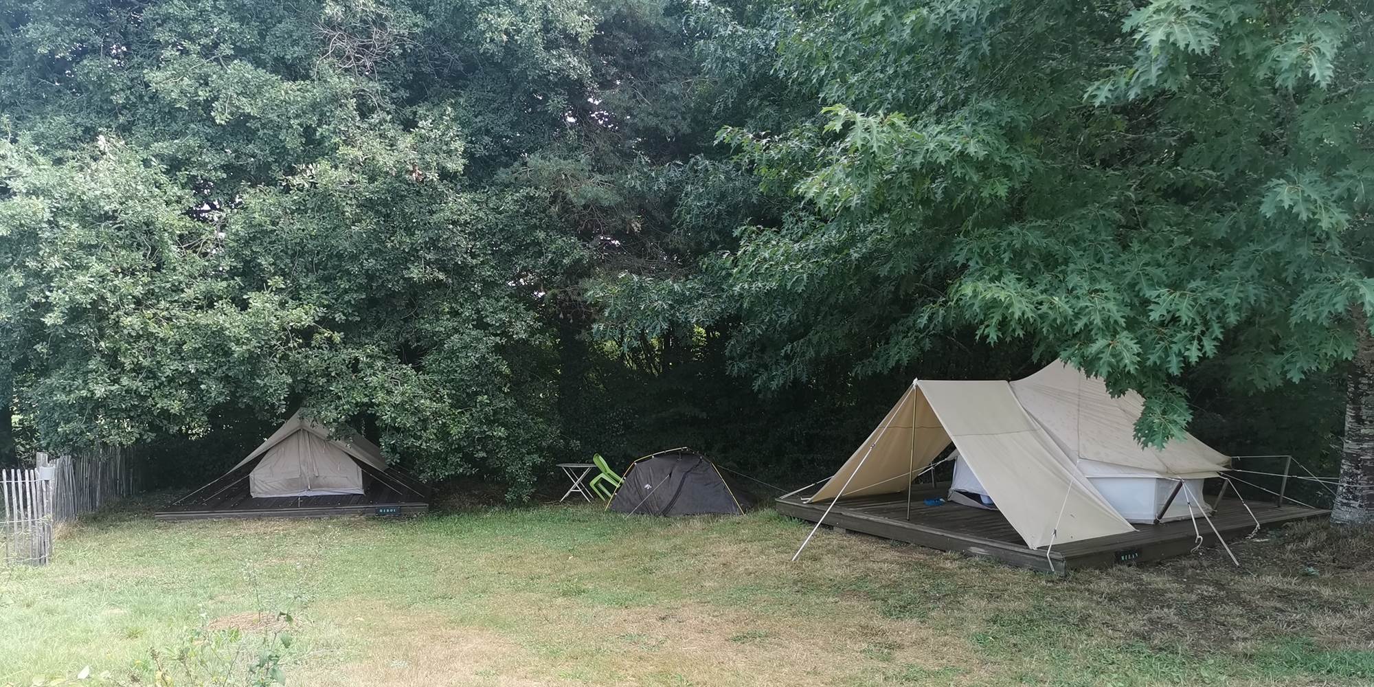 Aire de bivouac a` l'ombre des che^nes
