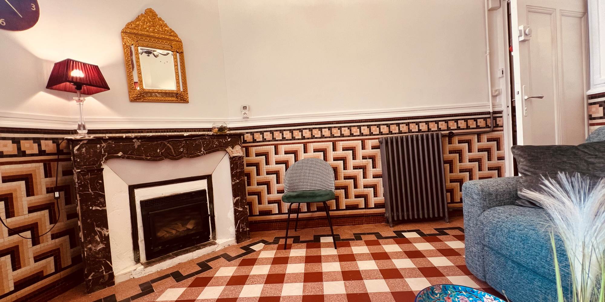 salon avec cheminée