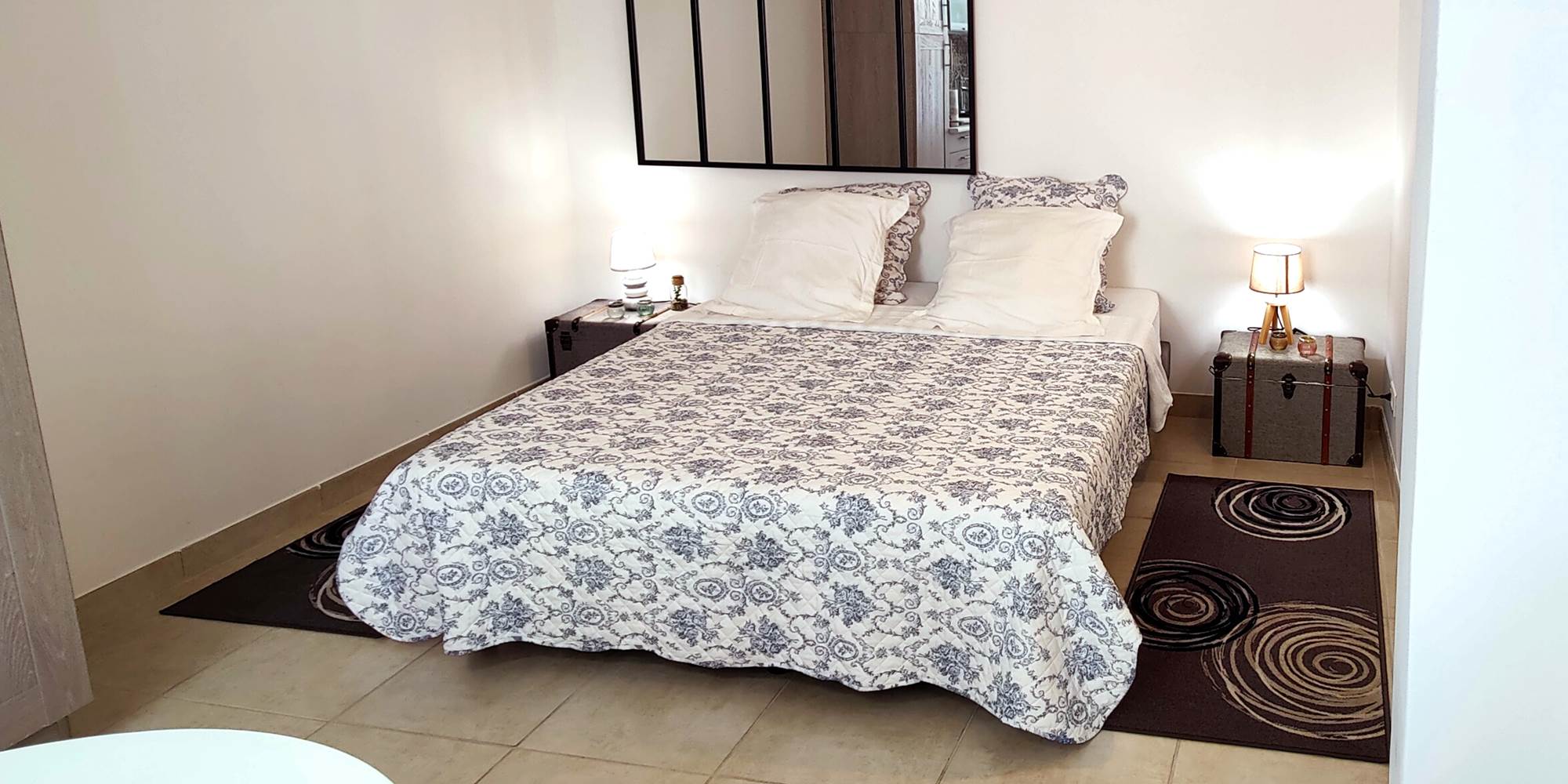 Lit queen size au rez de chaussée