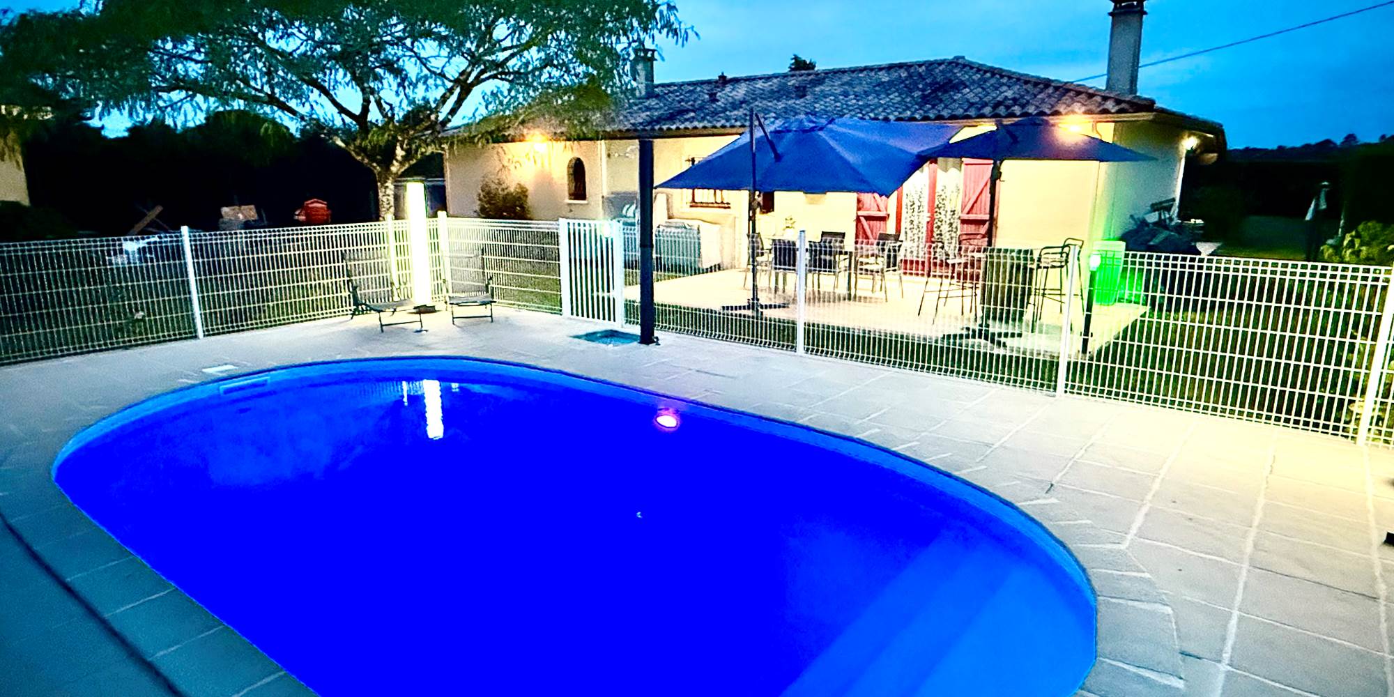 piscine-exterieure-la-nuit-illuminée_mas-des-anges_soussans-margaux