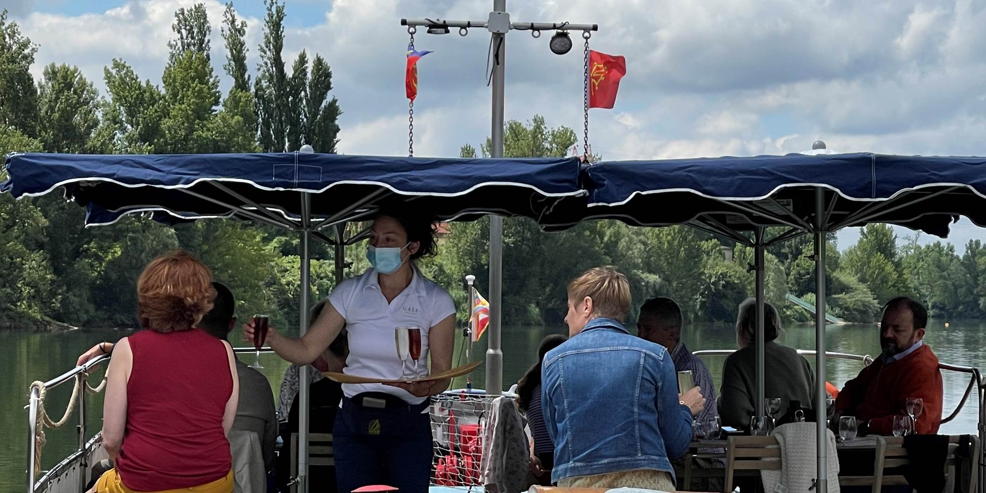 Apéritif servi en terrasse sur la Péniche Gaïa