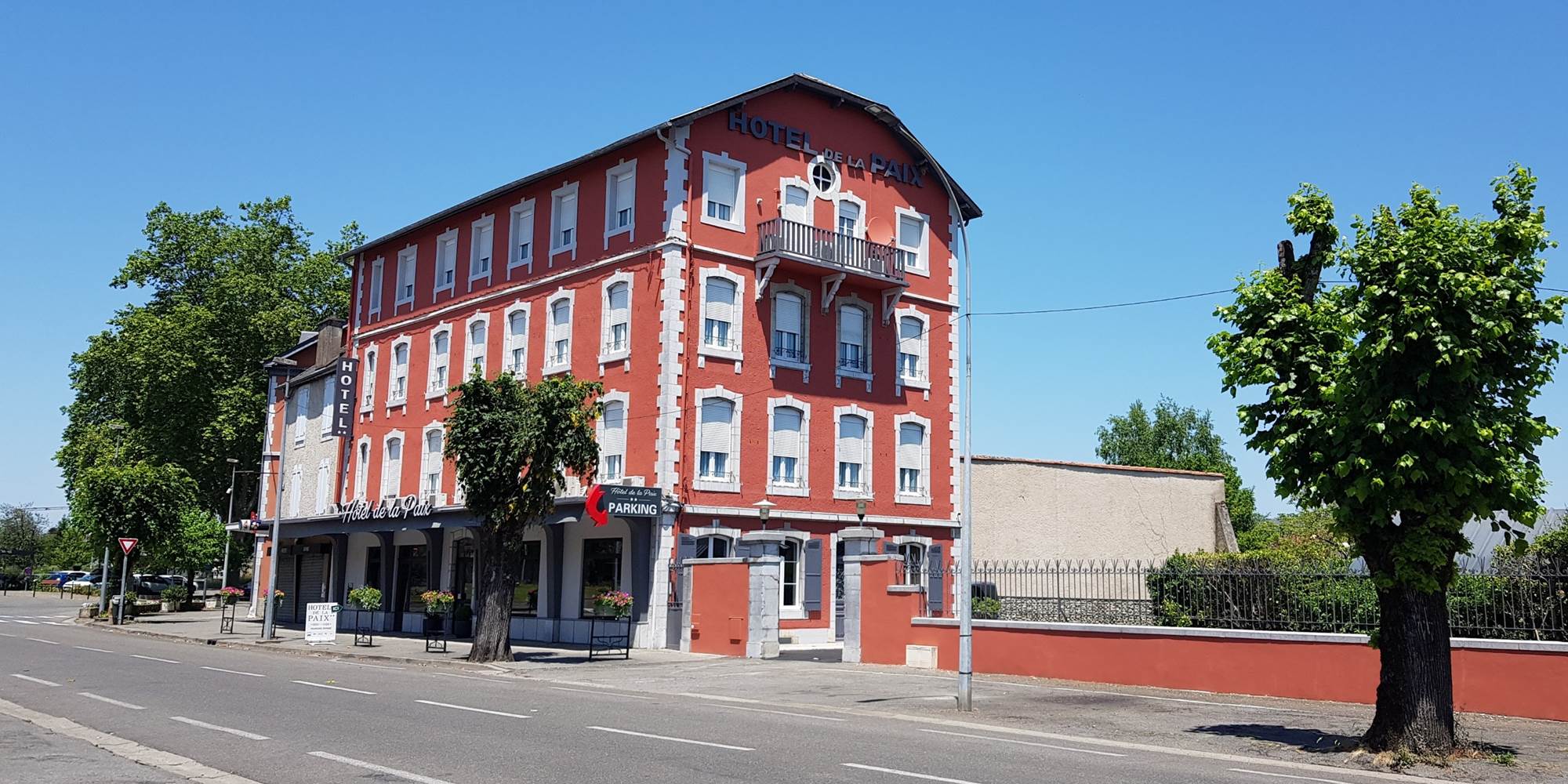 Hôtel-De-La-Paix-Hotel-en-Oloron-Ste-Marie-extérieur-côté-parking