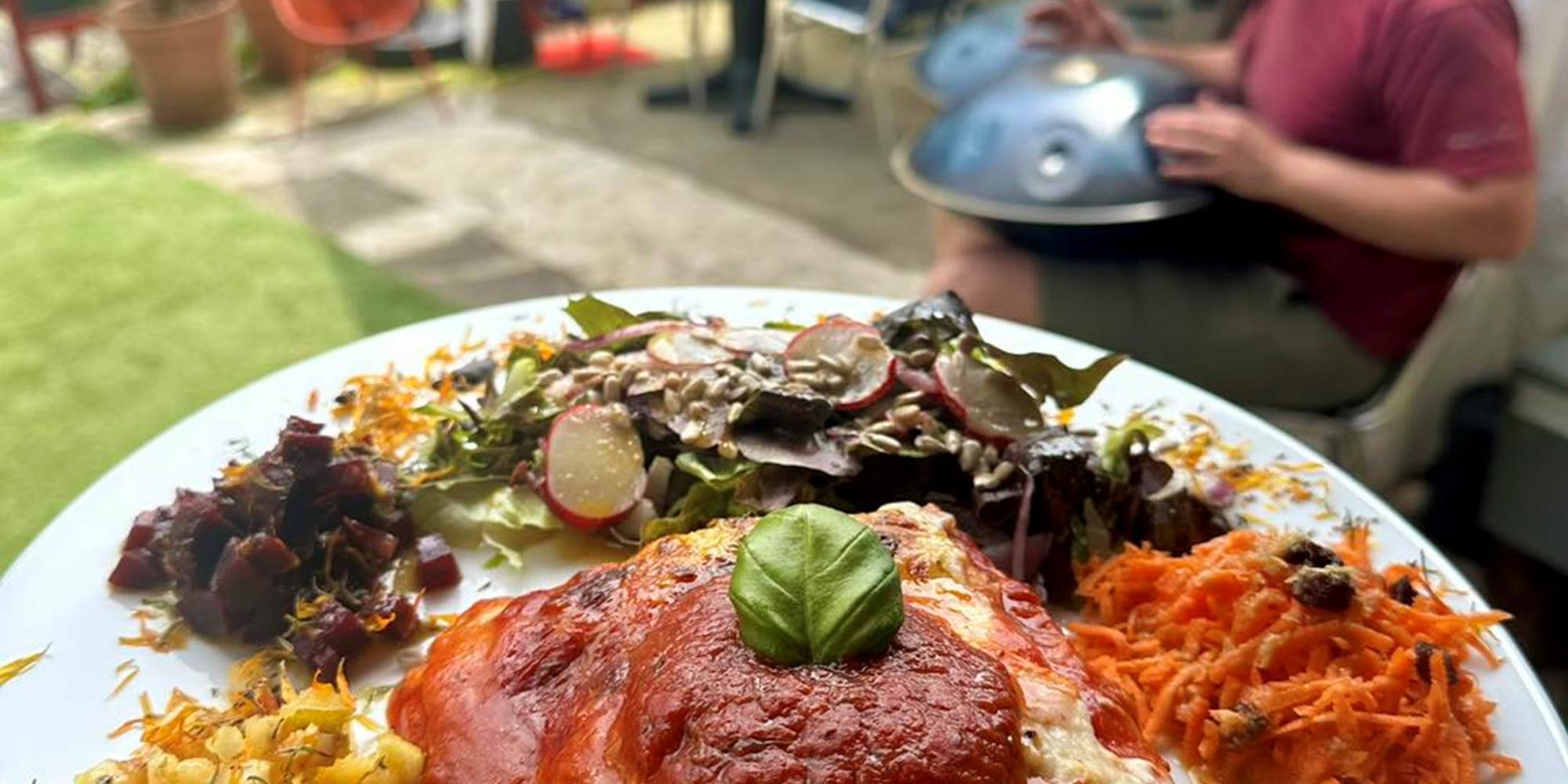 Restaurant-Boutique "Harmonie du Monde" : plats maison, produits frais majoritairement bio et locaux. Attenant à vos Gîtes "Le Chant des Sources" à Gimel-les-Cascades (19).