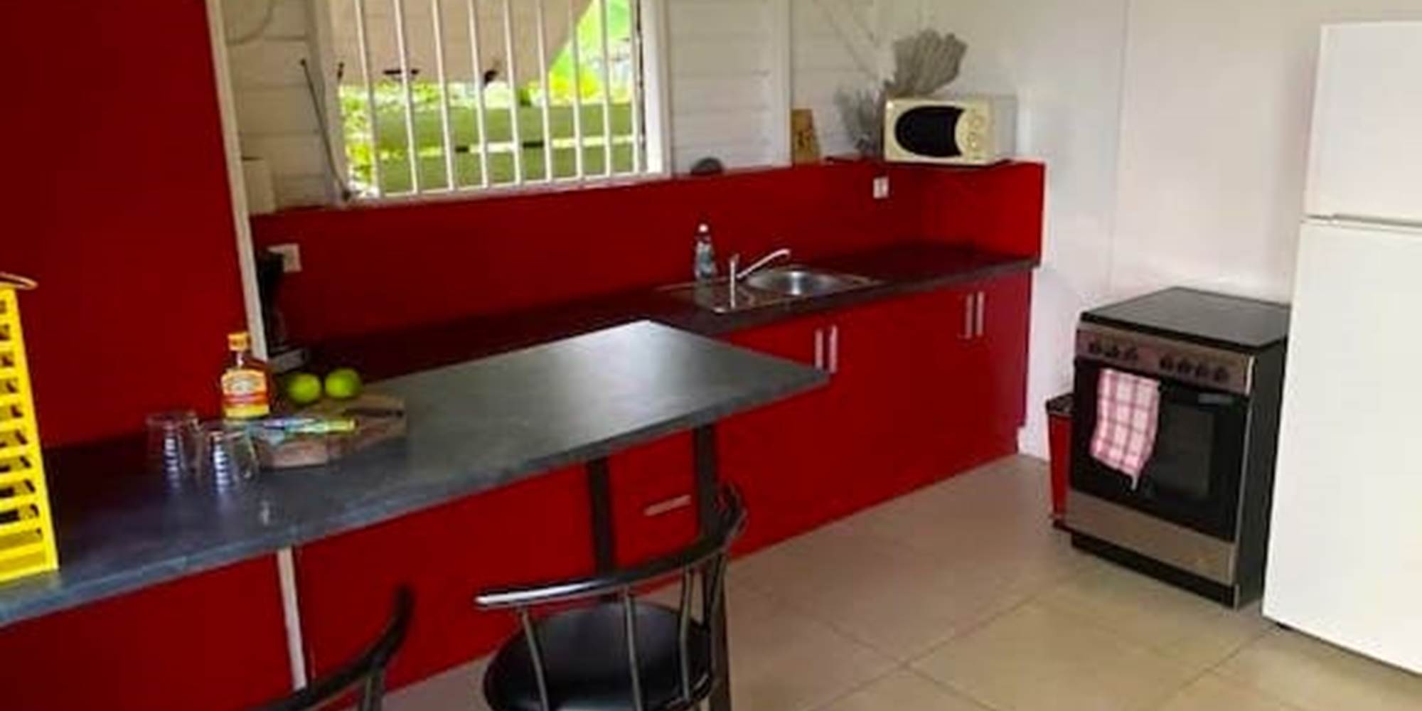 Cuisine entièrement équipée avec four traditionnel