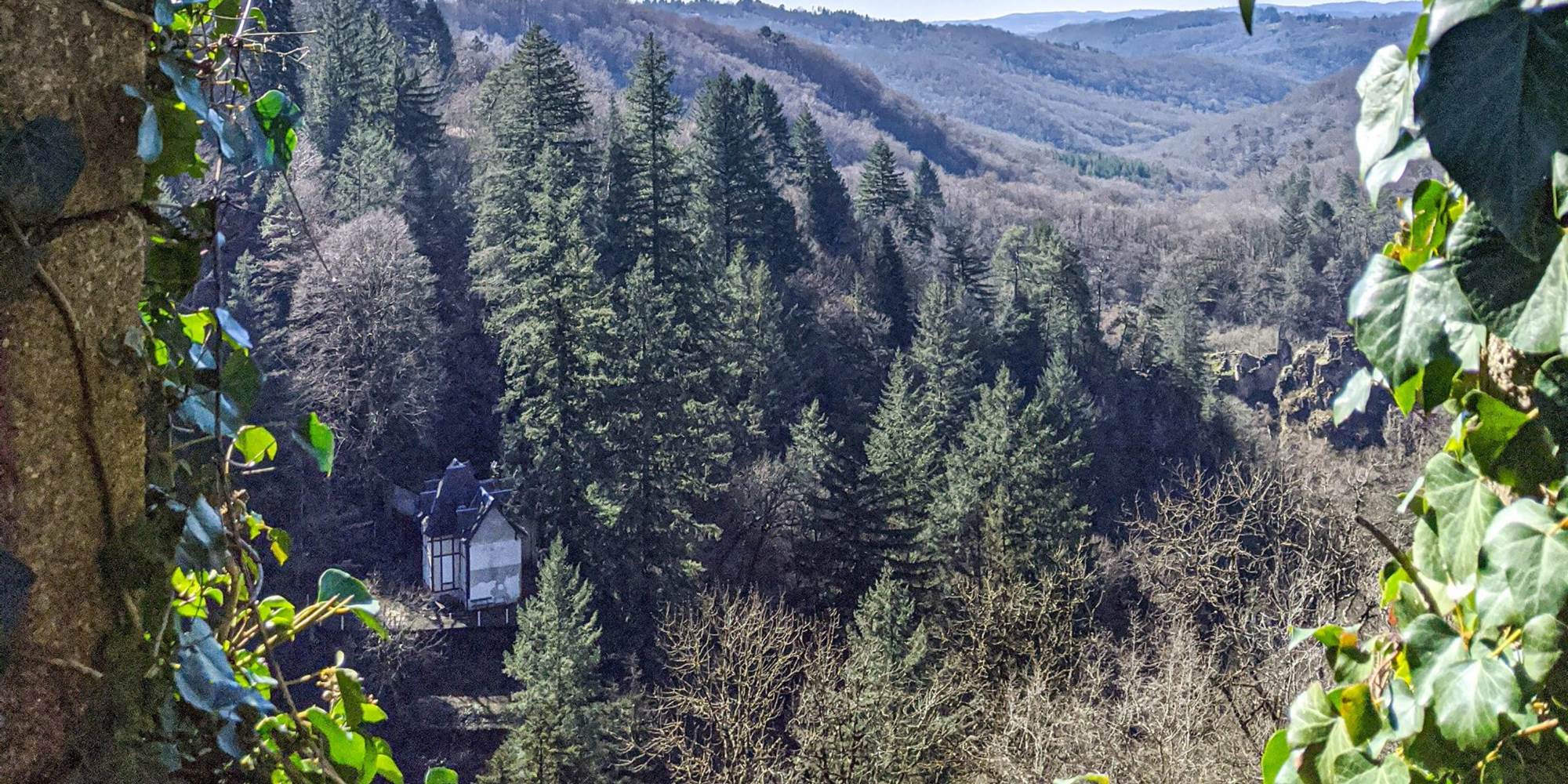 Vue depuis les ruines du château de Gimel-les-Cascades (19), à deux pas de vos Gîtes "Le Chant des Sources"..