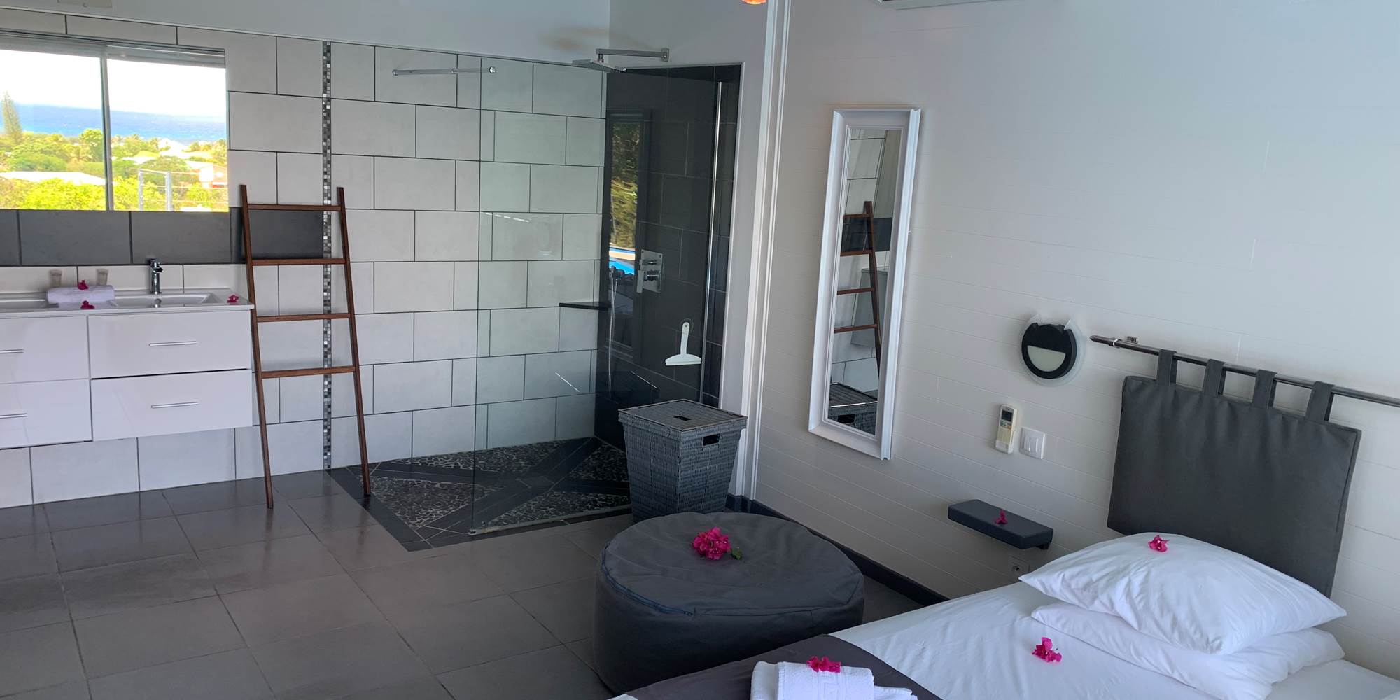 Salle de douche à l'italienne ouverte sur la chambre