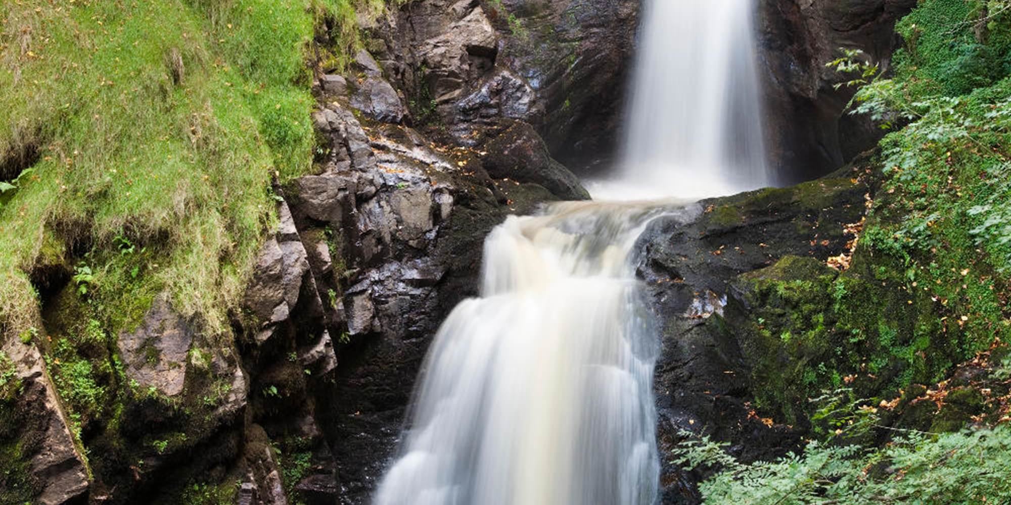 Cascade "Le grand Saut", 45 mètres de haut, dans le Parc situé au pied de nos Gîtes "Le Chant des Sources" à Gimel-les-Cascades (19).