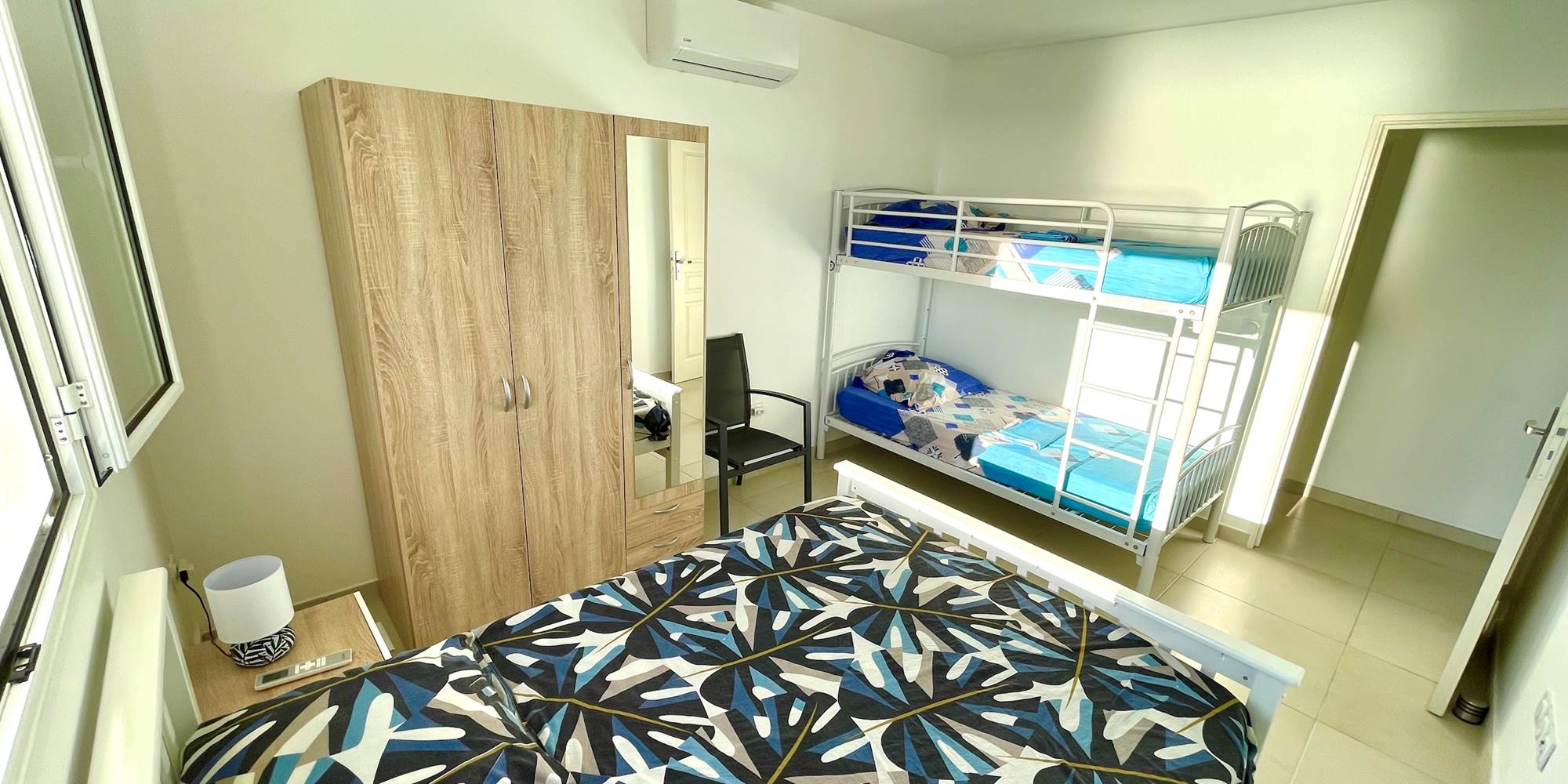 Chambre 3 avec lit 140 x 190 + 2 lits superposés