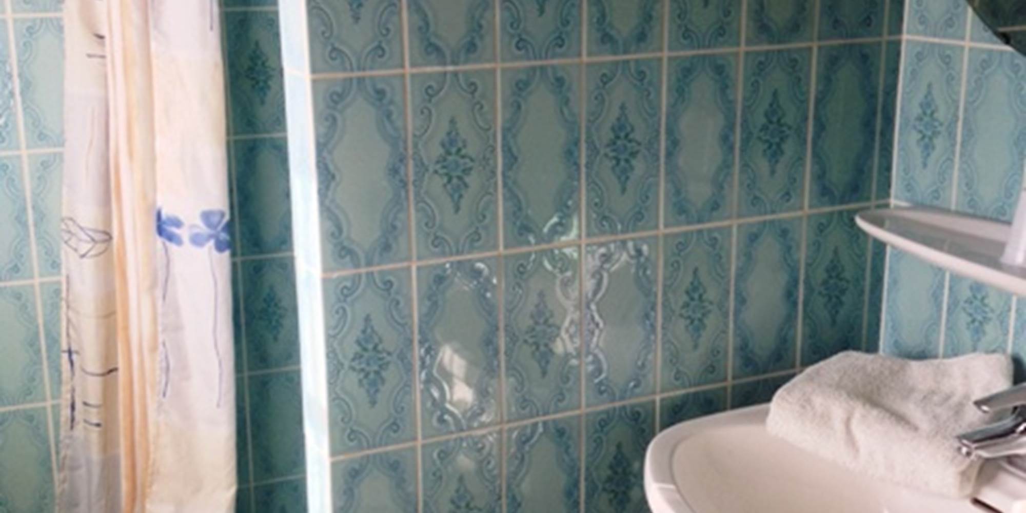 Chambre double numéro 6 salle de bain