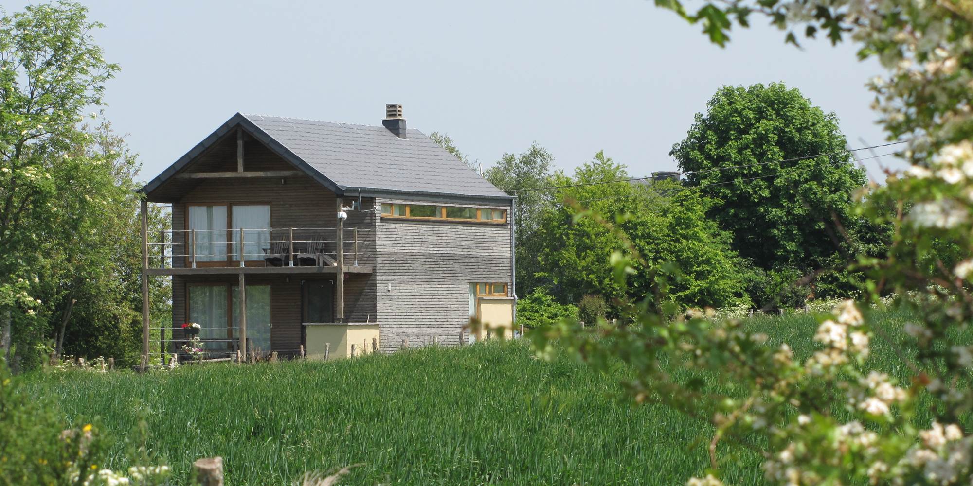 Maison arrière vue de loin du jardin-presta
