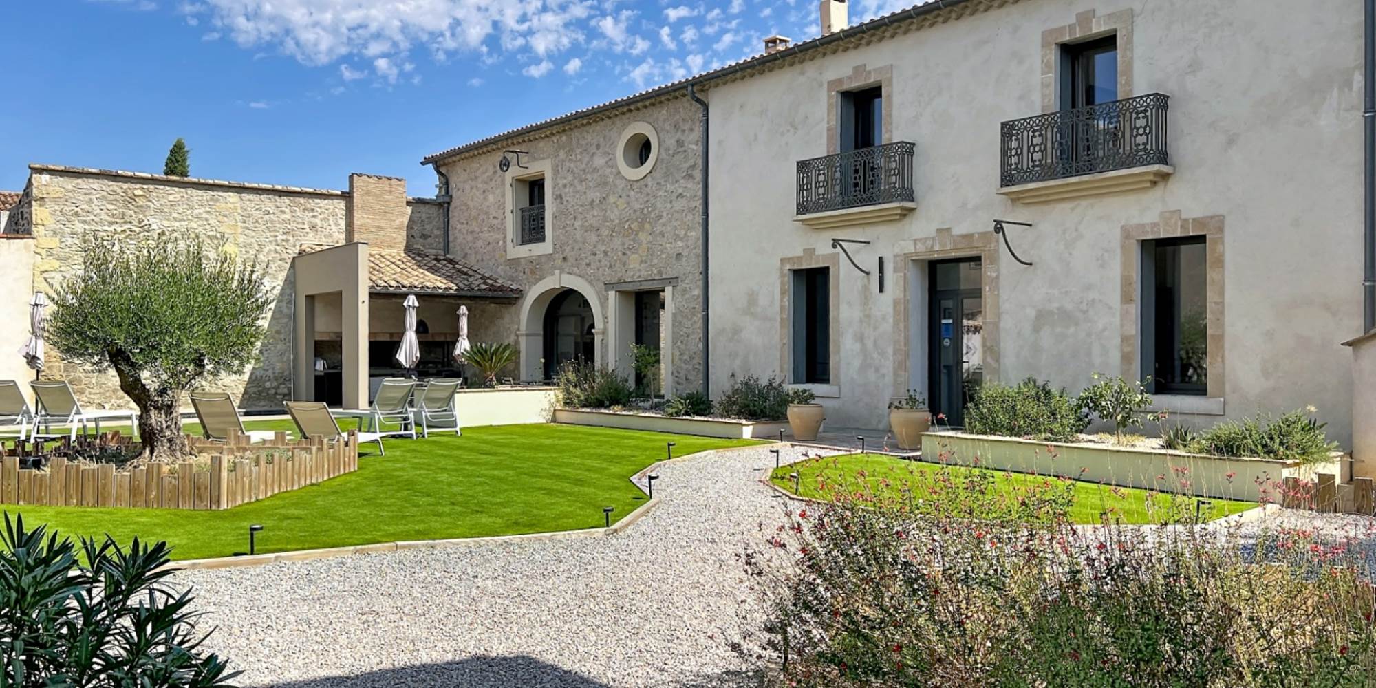 Jardin paysager devant La Vigneronne aux Gîtes de Monte Blanco à Montblanc dans l’Hérault