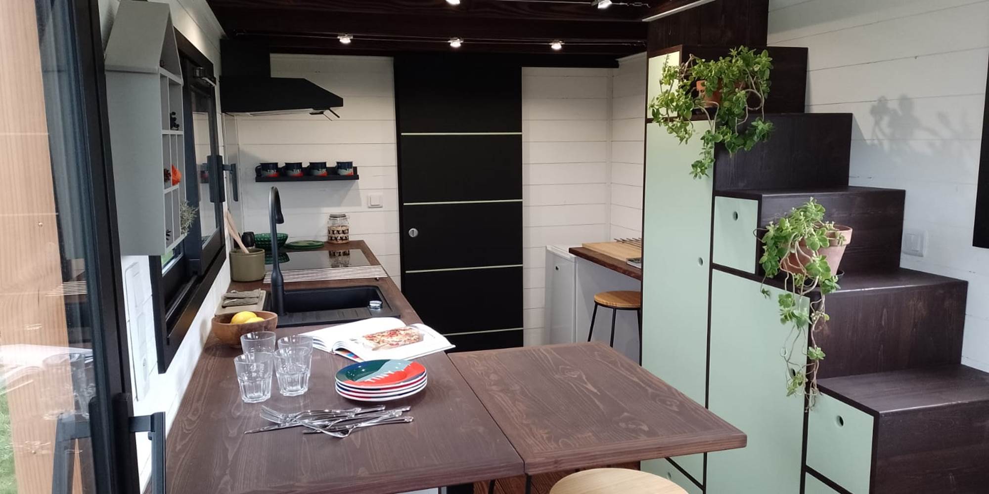 Un espace optimisé avec de nombreux rangements