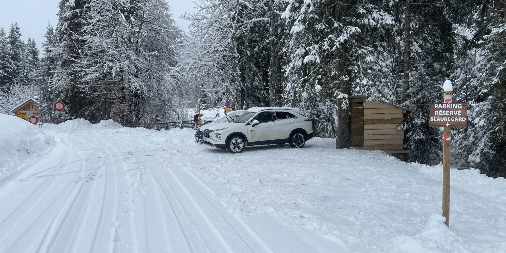 Parking privé de Beauregard au bout de la route. Elle est déneigée jusque là. Equipement spéciaux nécessaires en cas de neige fraiche.