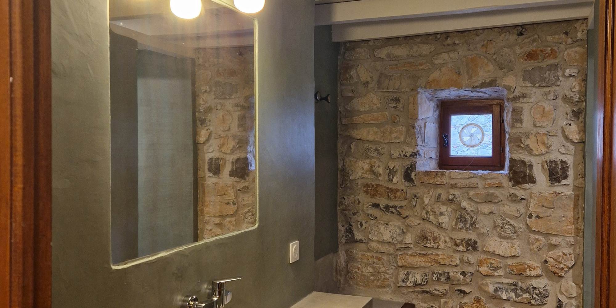 Salle d'eau avec douche