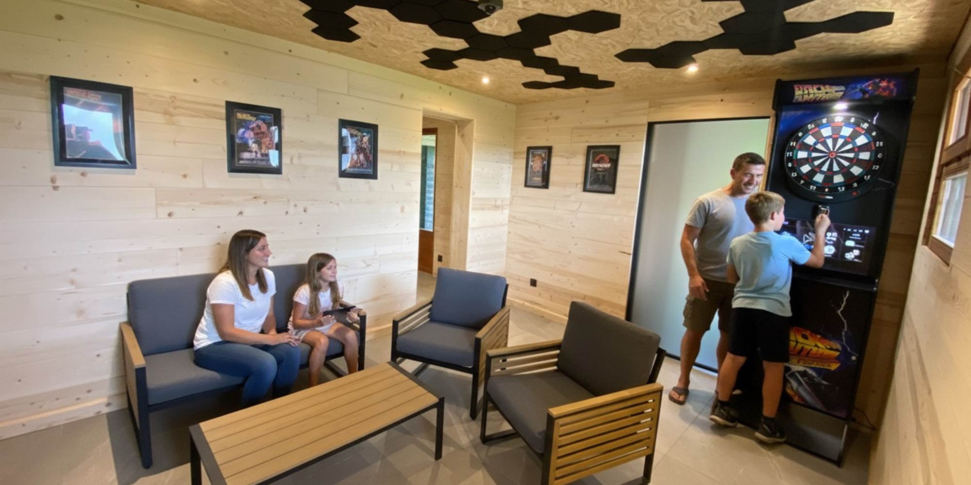 Salle de jeux avec jeu de fléchettes professionnel et Karaoké