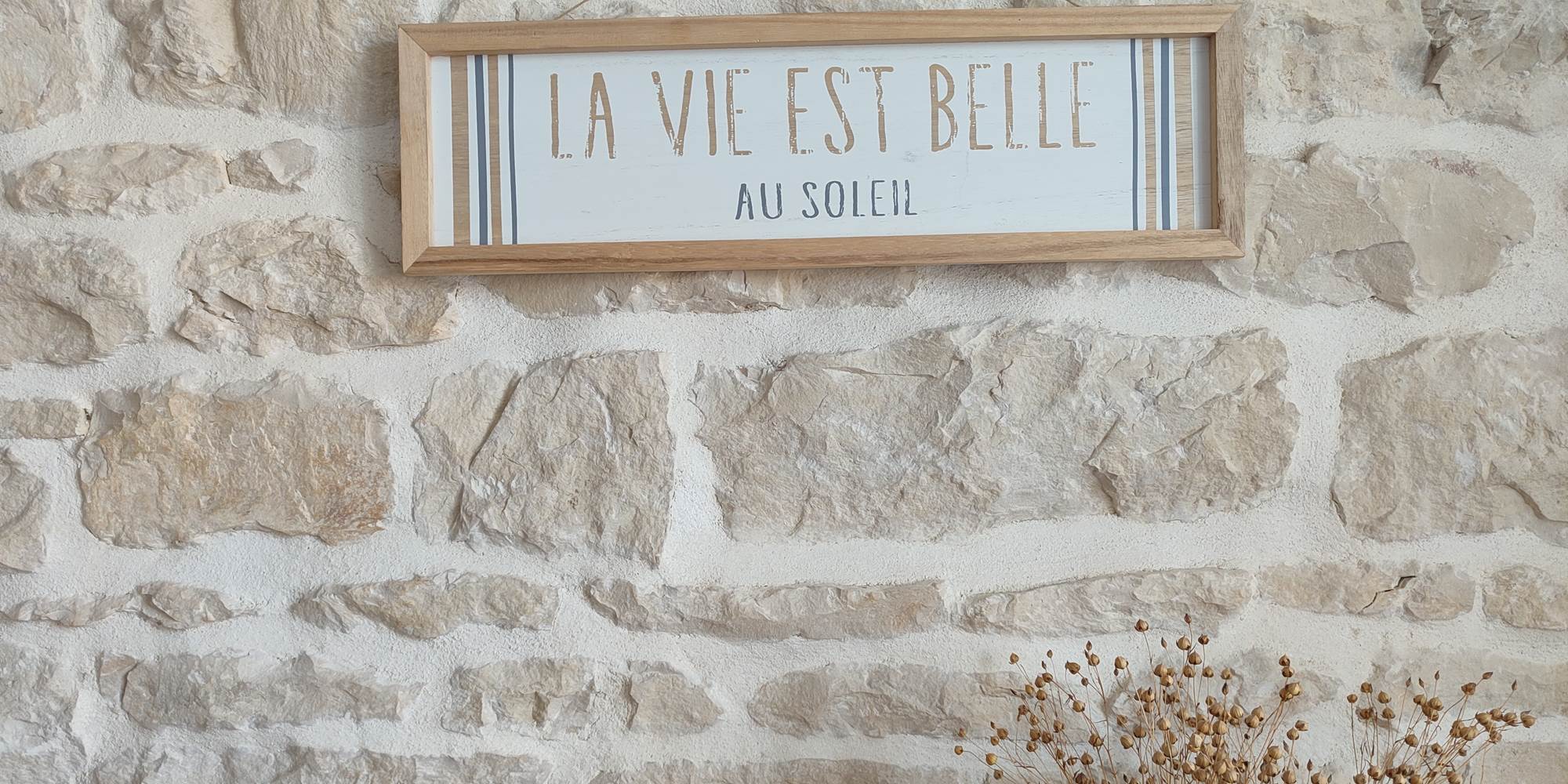 Villa Marie - chambre "les pieds dans le sable", décoration murale près du bureau