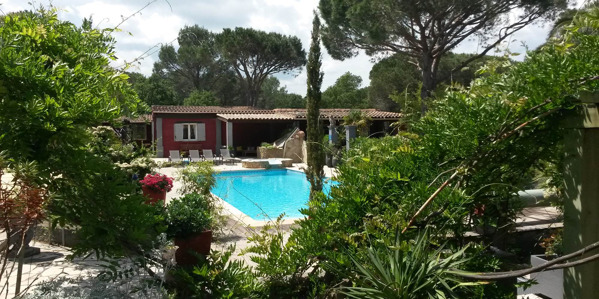 Vue piscine de loin