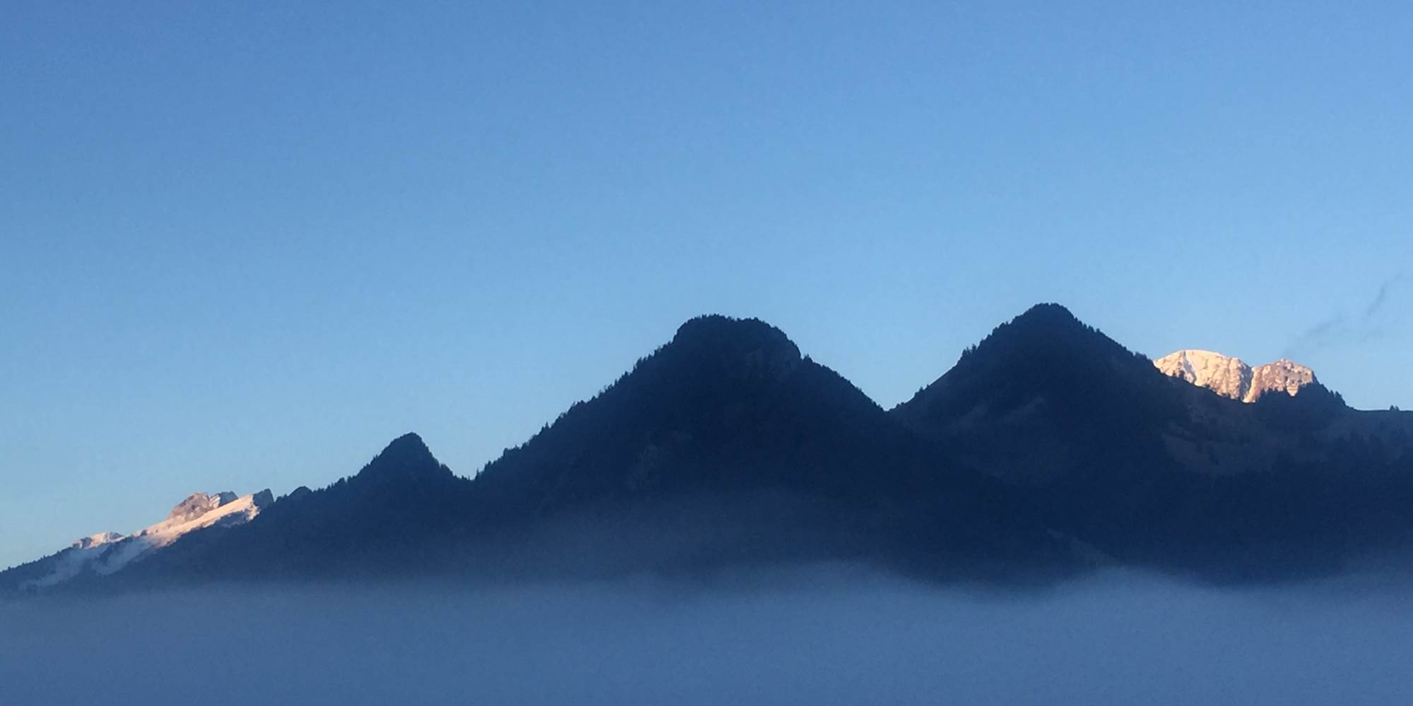vue-panoramique-depuis-studio-gruyere-montagnes-moleson-suisse-sejour-nature-couple