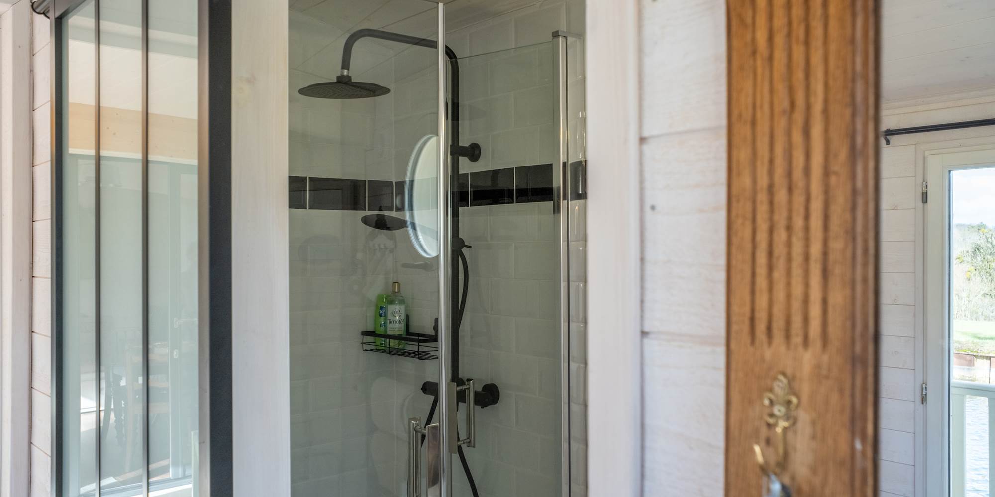 Salle de bain avec douche, lavabo, WC