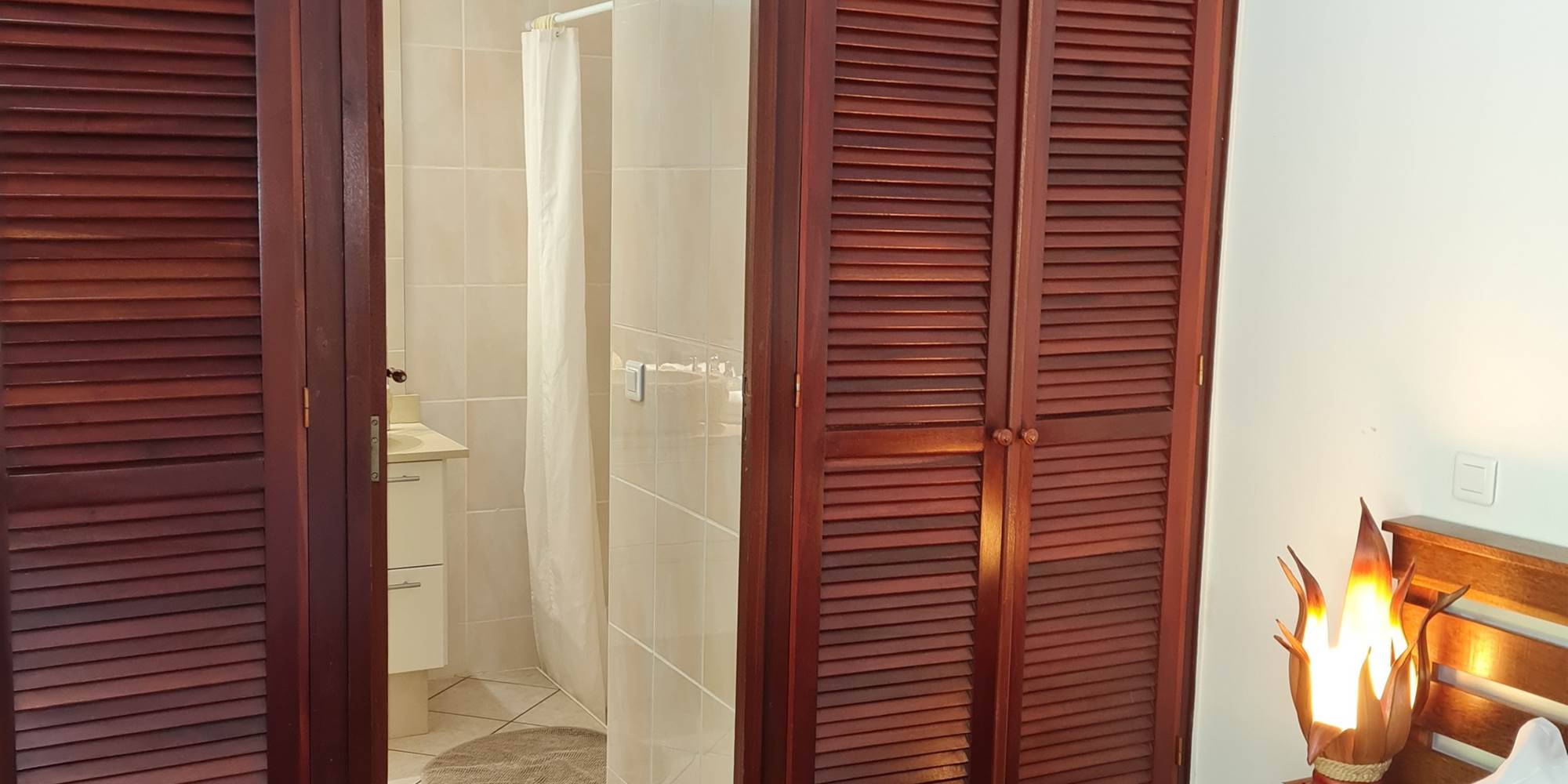 dressing et porte vers salle de bain