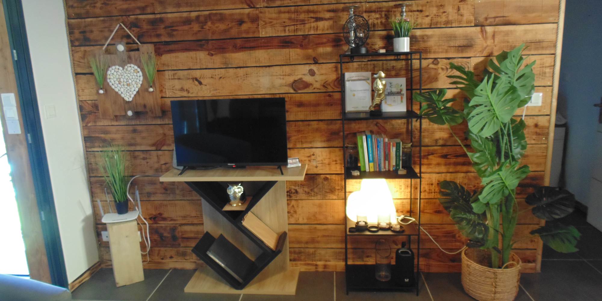 Salon avec TV connectée L'Hirondelle