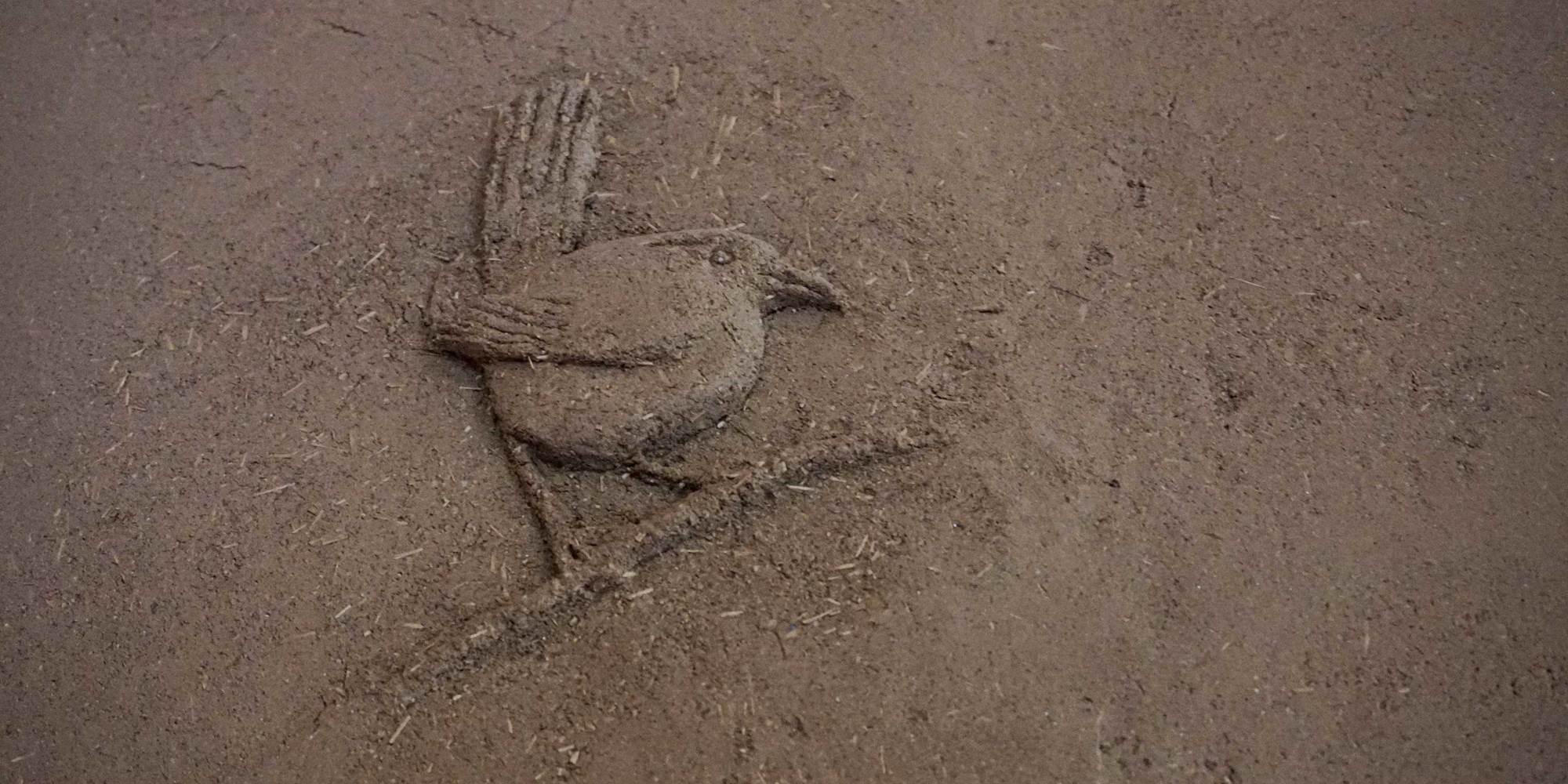 Détail d'une sculpture réalisée dans l'enduit terre de l'Ecogîte 1000 Pailles