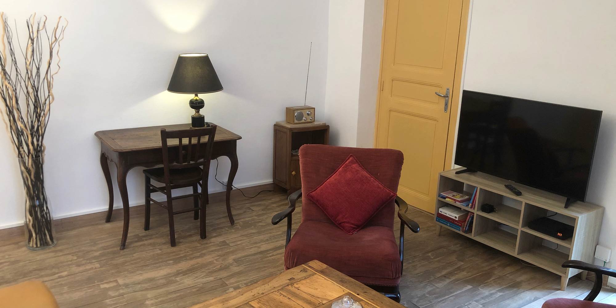 salon avec espace bureau chaine Hi-Fi et TV maison St Jacques