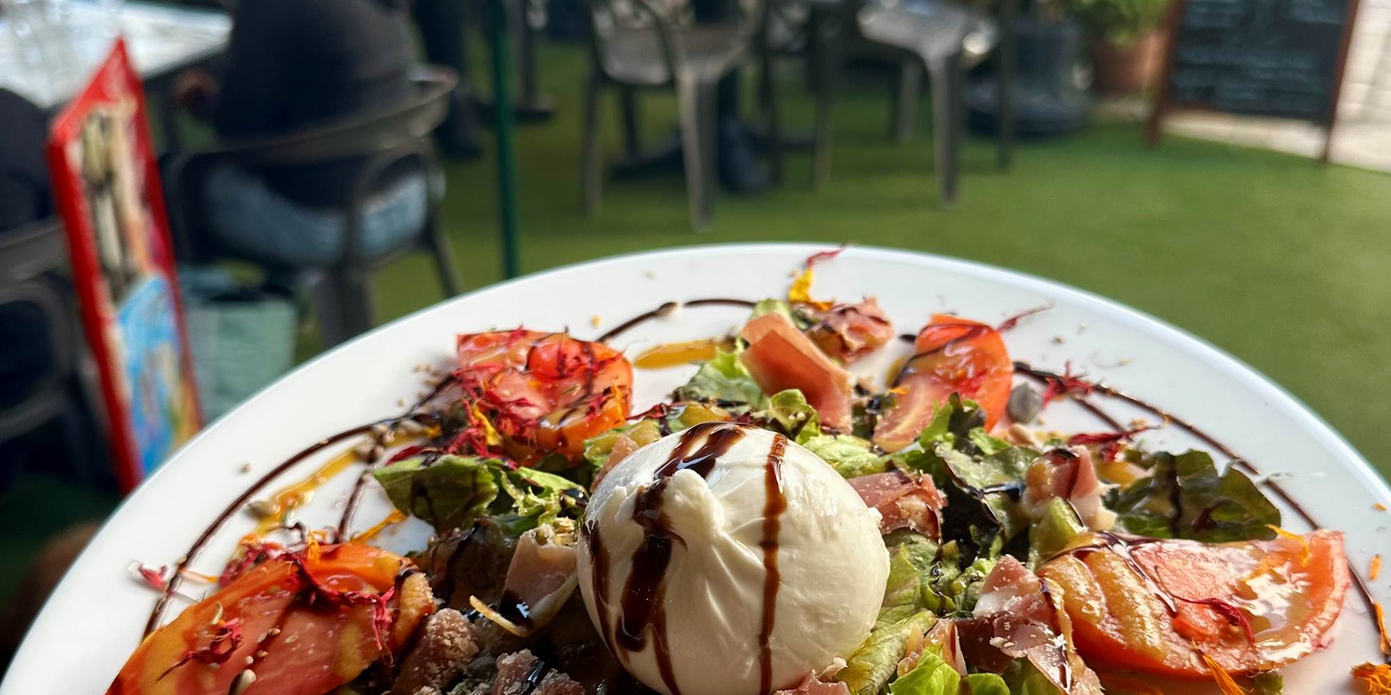 Restaurant-Boutique "Harmonie du Monde" : plats maison, produits frais majoritairement bio et locaux. Attenant à vos Gîtes "Le Chant des Sources" à Gimel-les-Cascades (19).